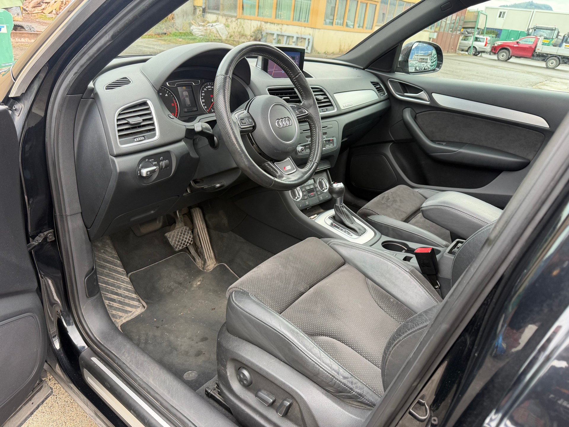 AUDI Q3 2.0 TD 3x S line quattro S-tronic-image-10