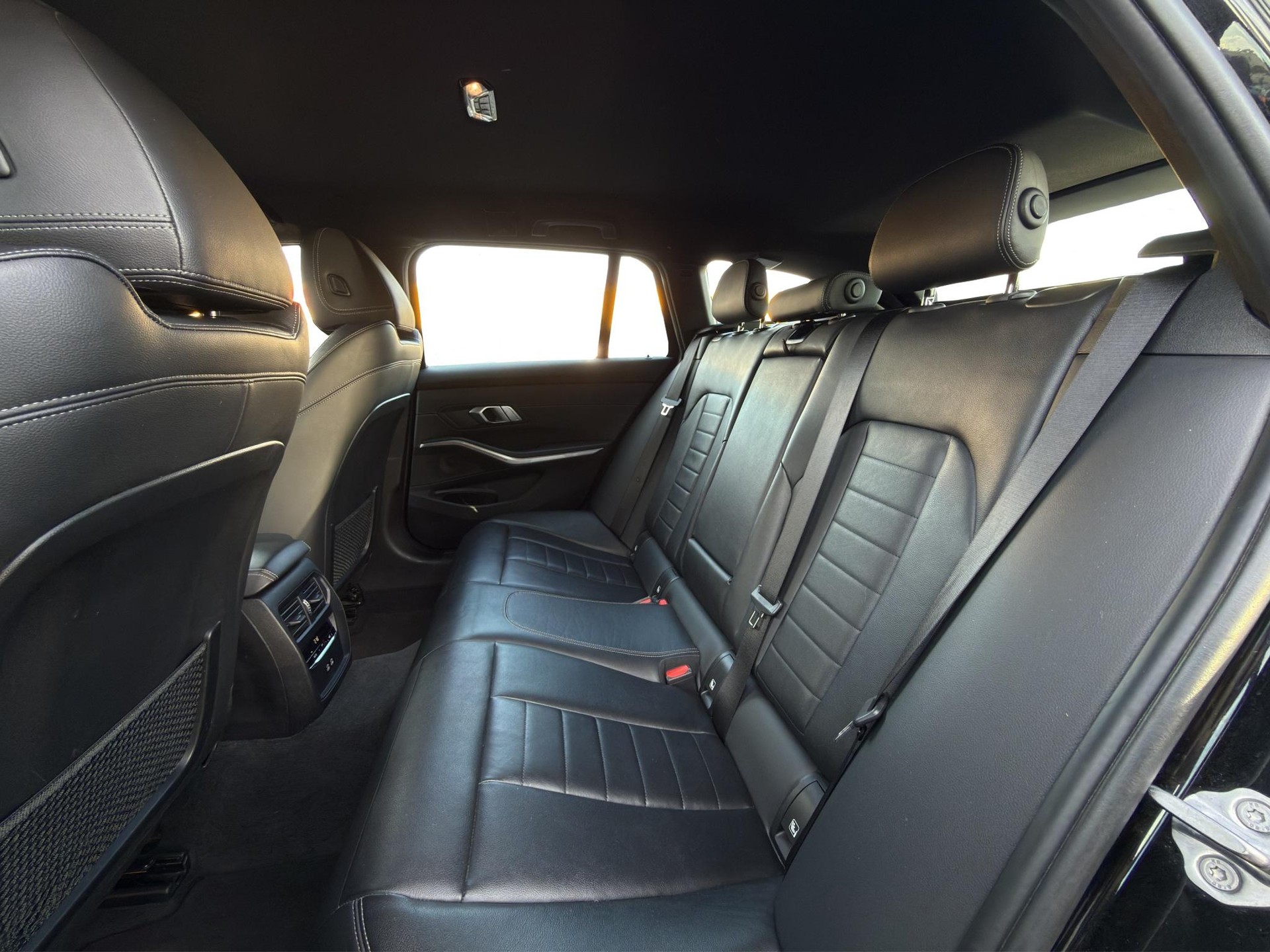 BMW 320d xDrive 48V Touring M Sport Steptronic * LASERLICHT * HEAD-UP DISPLAY * ELEKTRISCHE LEDERSITZE *-image-29