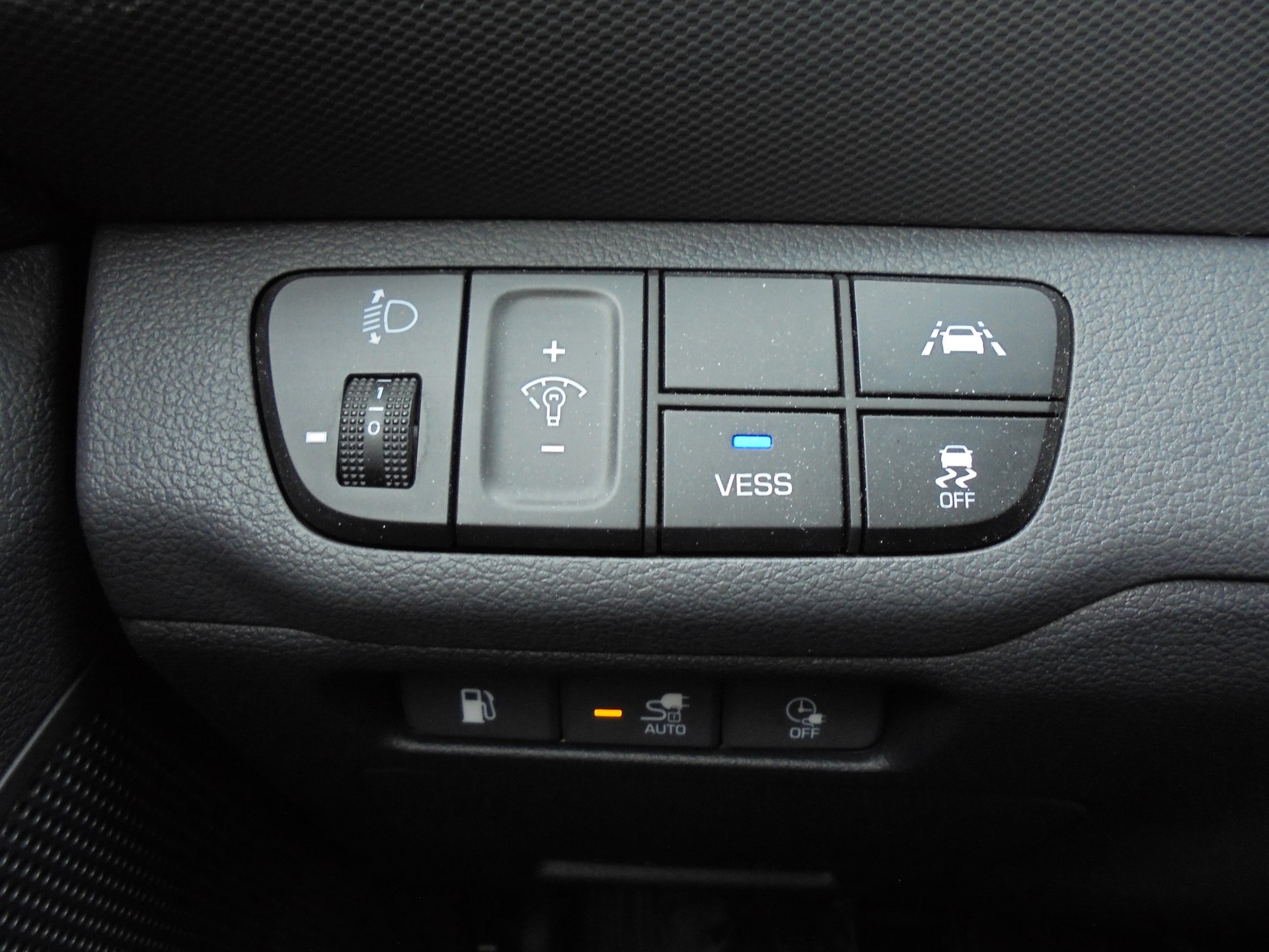 HYUNDAI Ioniq 1.6 GDi Plug in Hybrid Amplia DCT-image-10