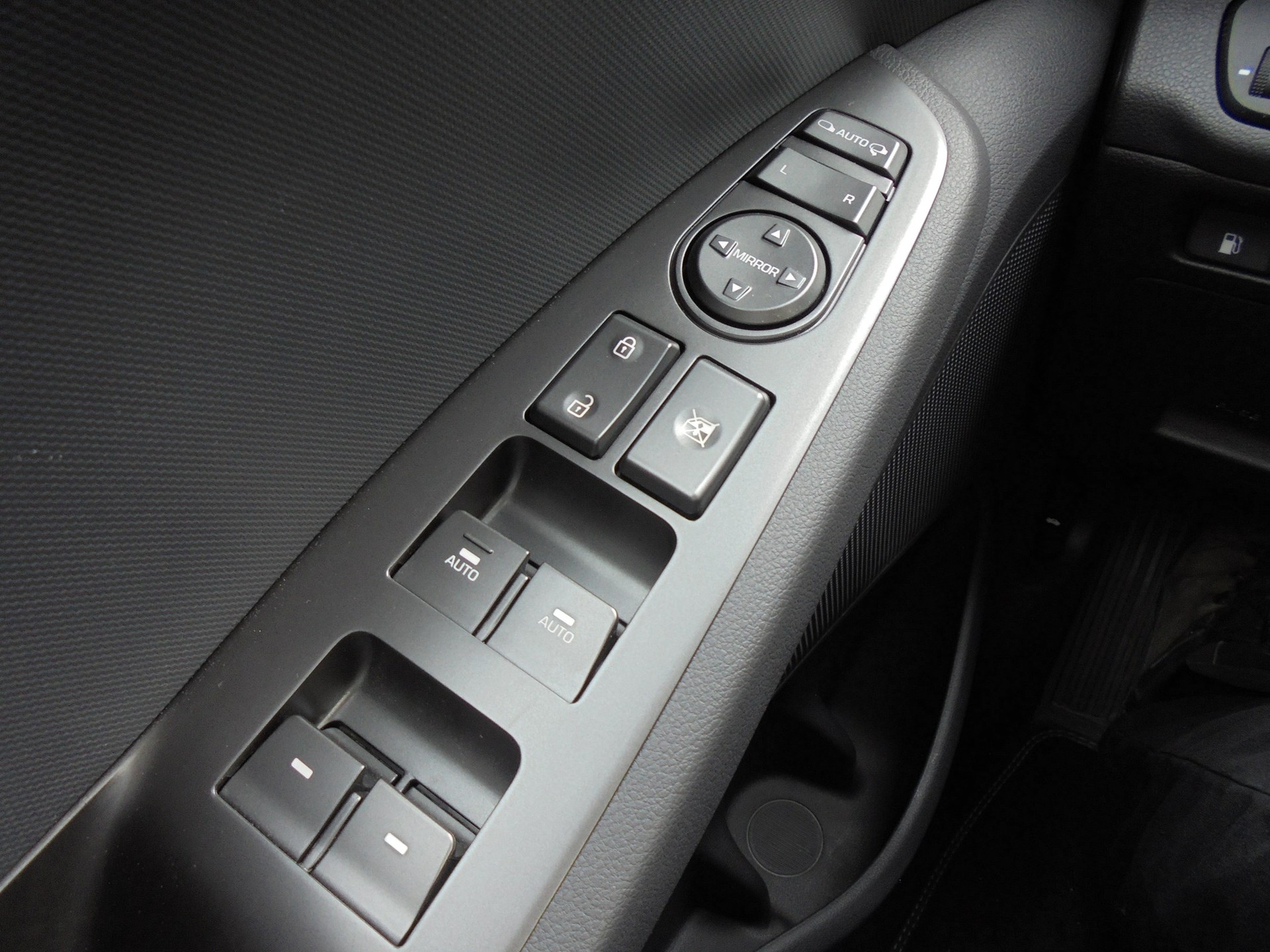 HYUNDAI Ioniq 1.6 GDi Plug in Hybrid Amplia DCT-image-12
