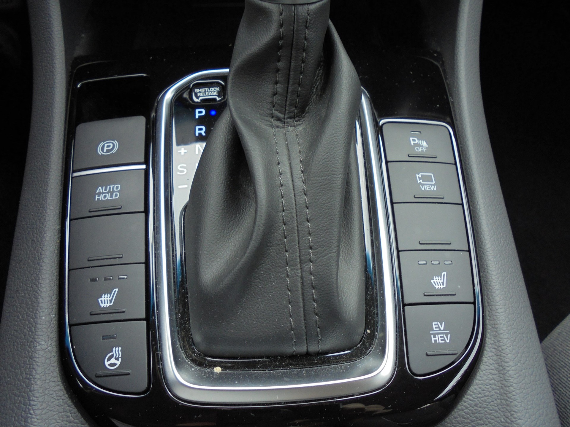 HYUNDAI Ioniq 1.6 GDi Plug in Hybrid Amplia DCT-image-9