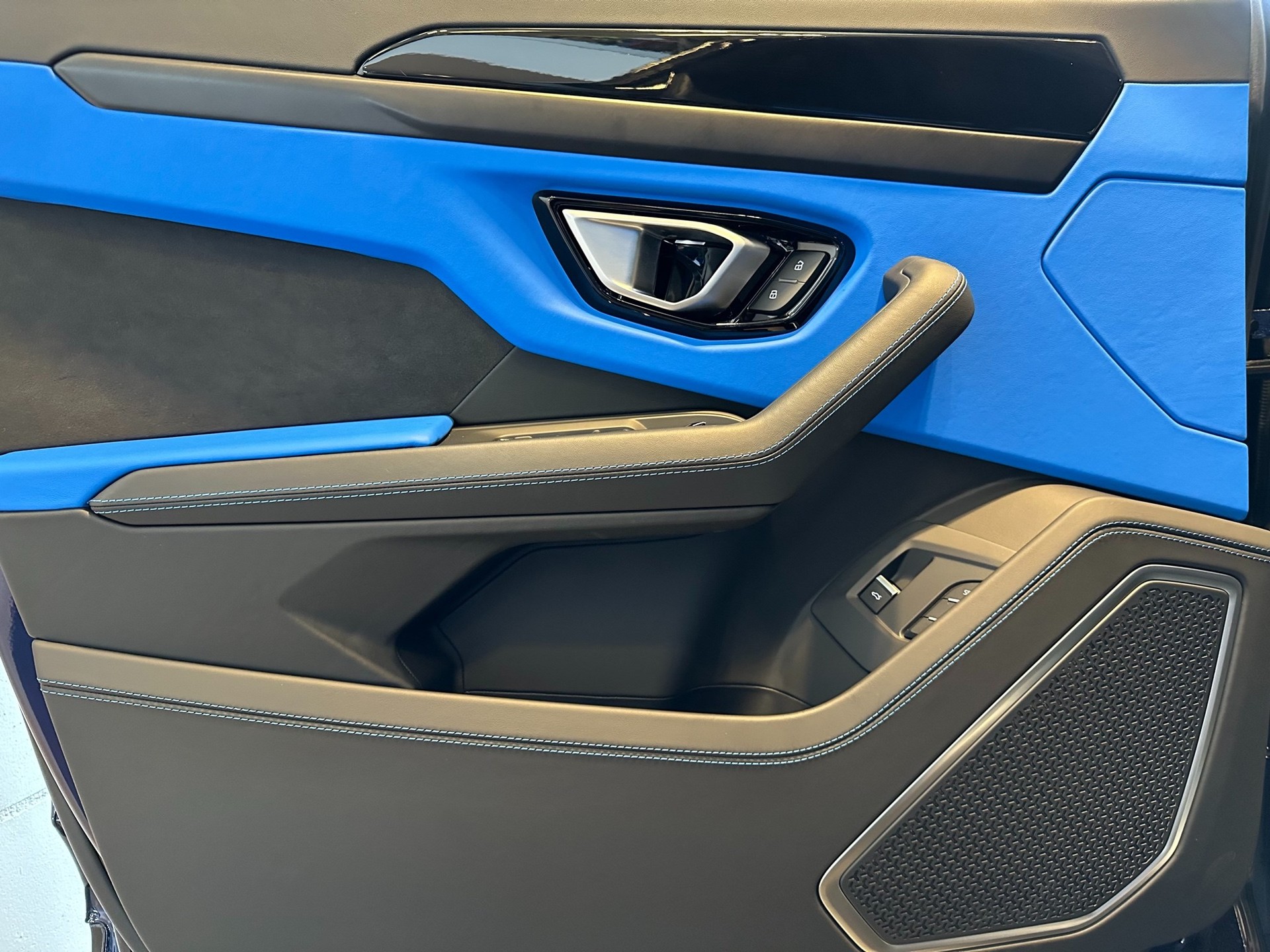 LAMBORGHINI Urus E-Gear-image-26