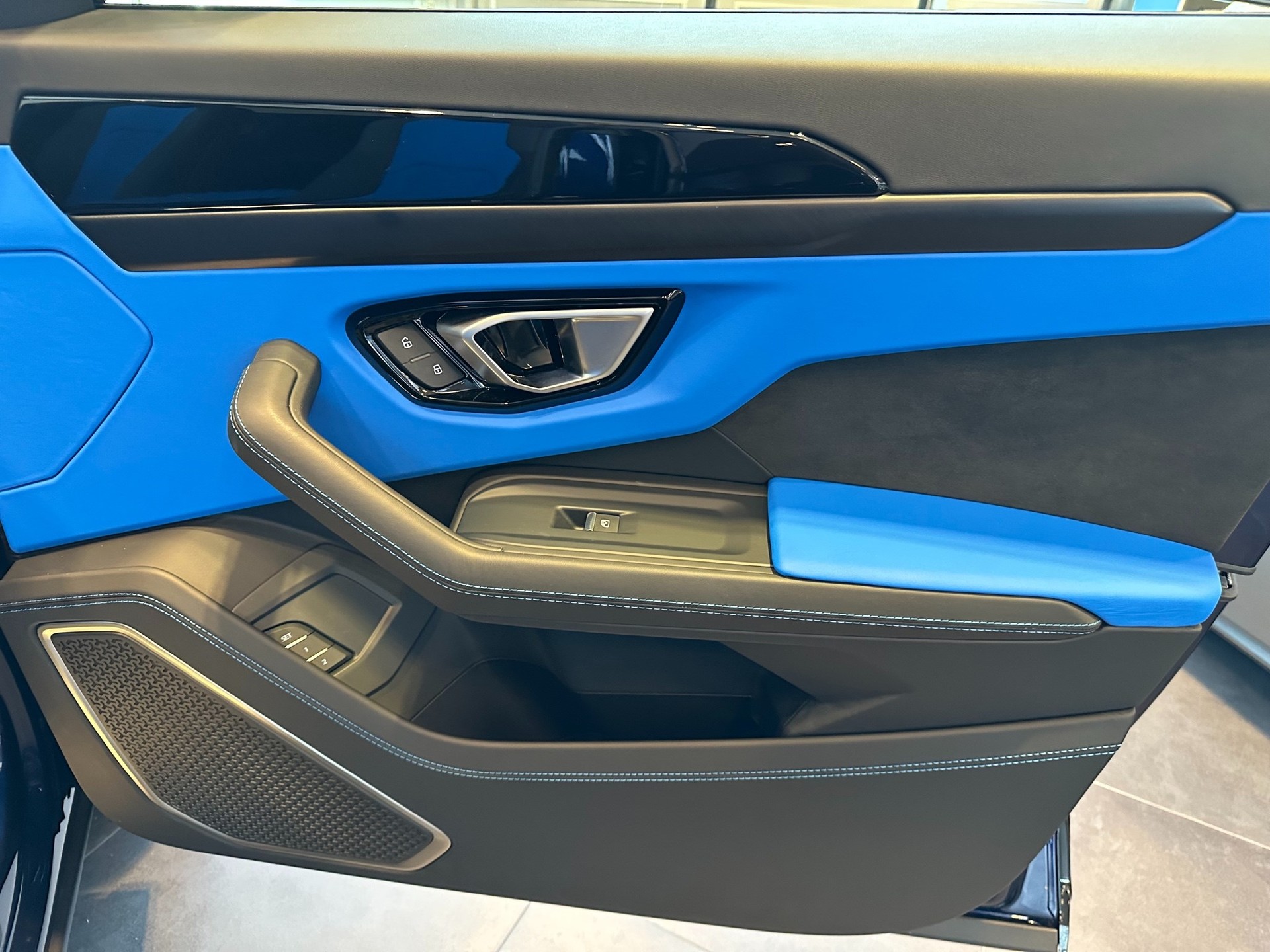 LAMBORGHINI Urus E-Gear-image-28