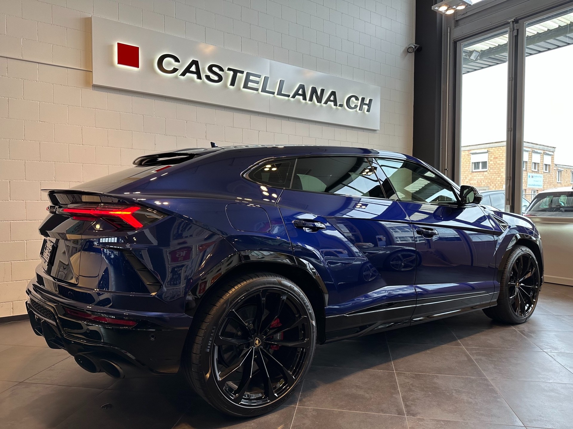 LAMBORGHINI Urus E-Gear-image-3