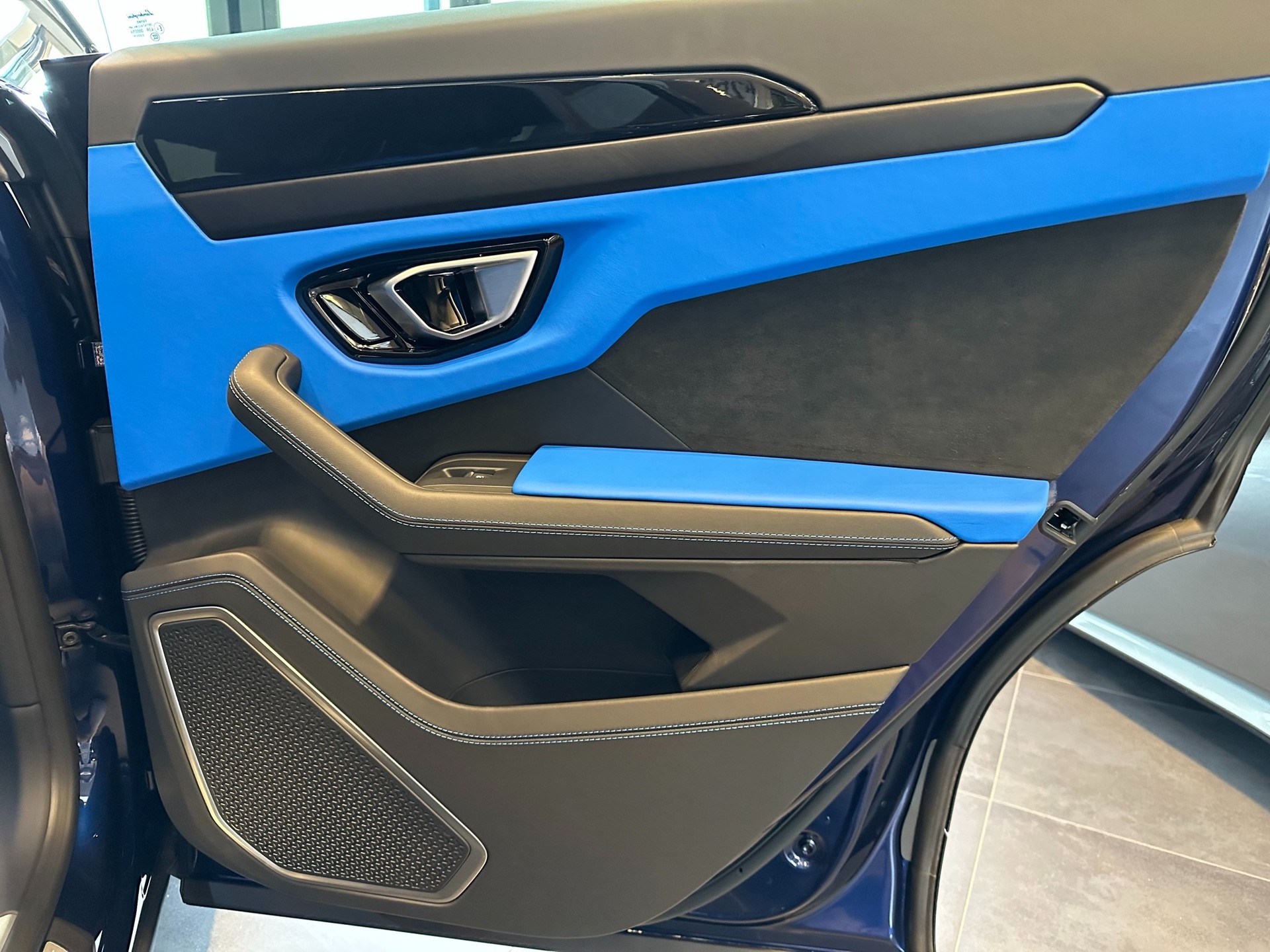 LAMBORGHINI Urus E-Gear-image-29