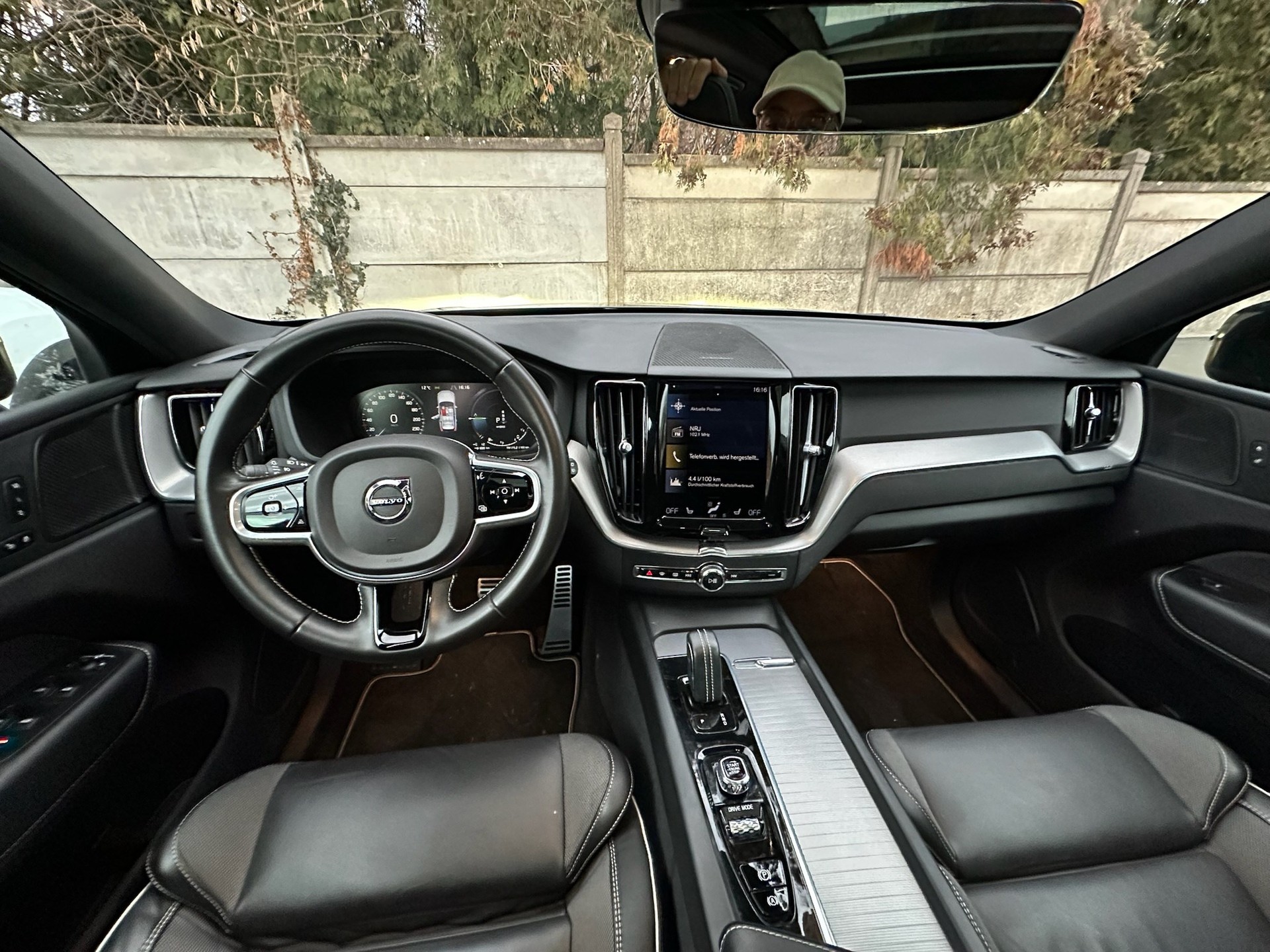 VOLVO XC60 T6 eAWD R-Design Expression Geartronic-image-4