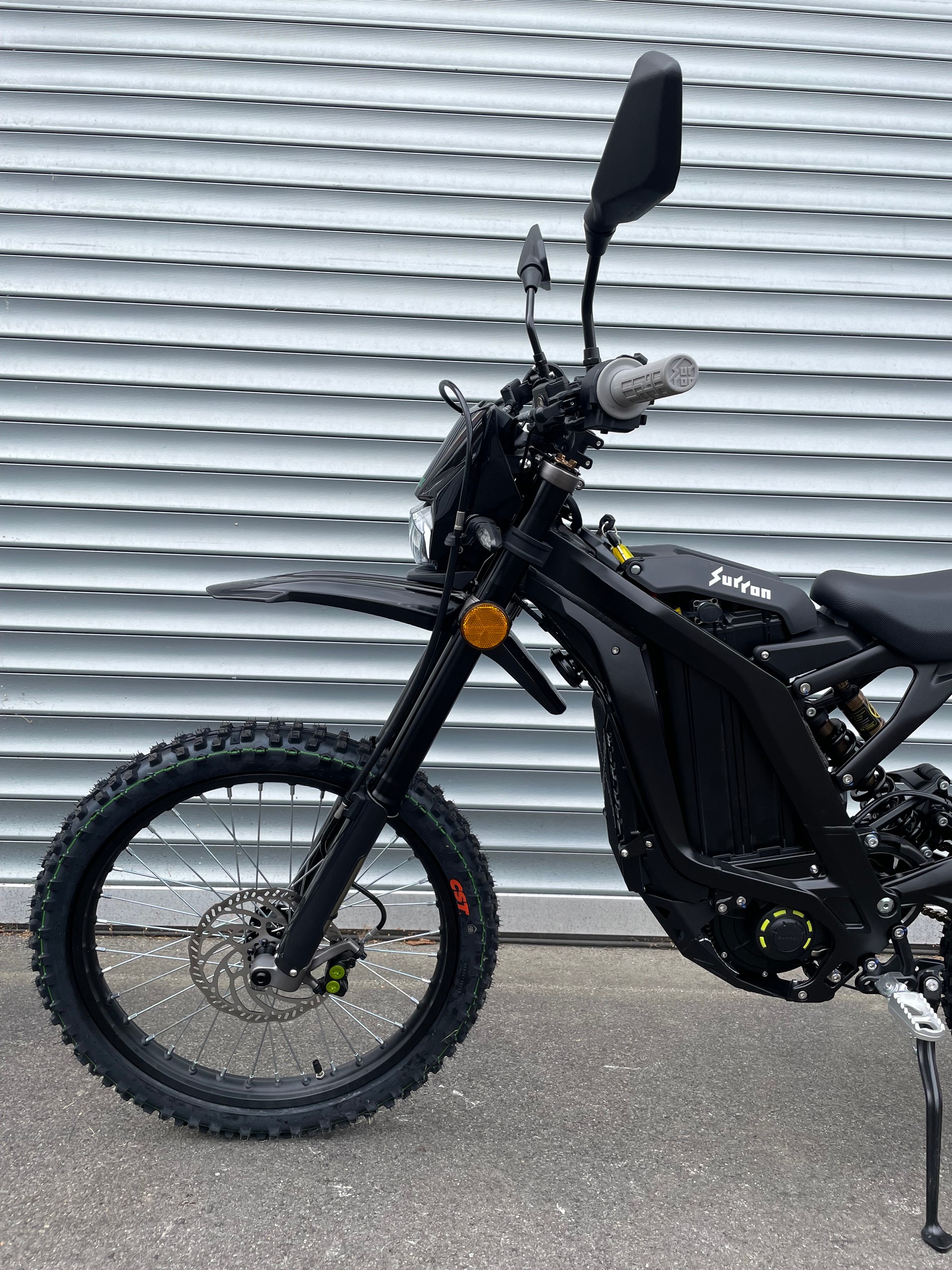 SUR-RON Light Bee L1e Black-showroom-element-3