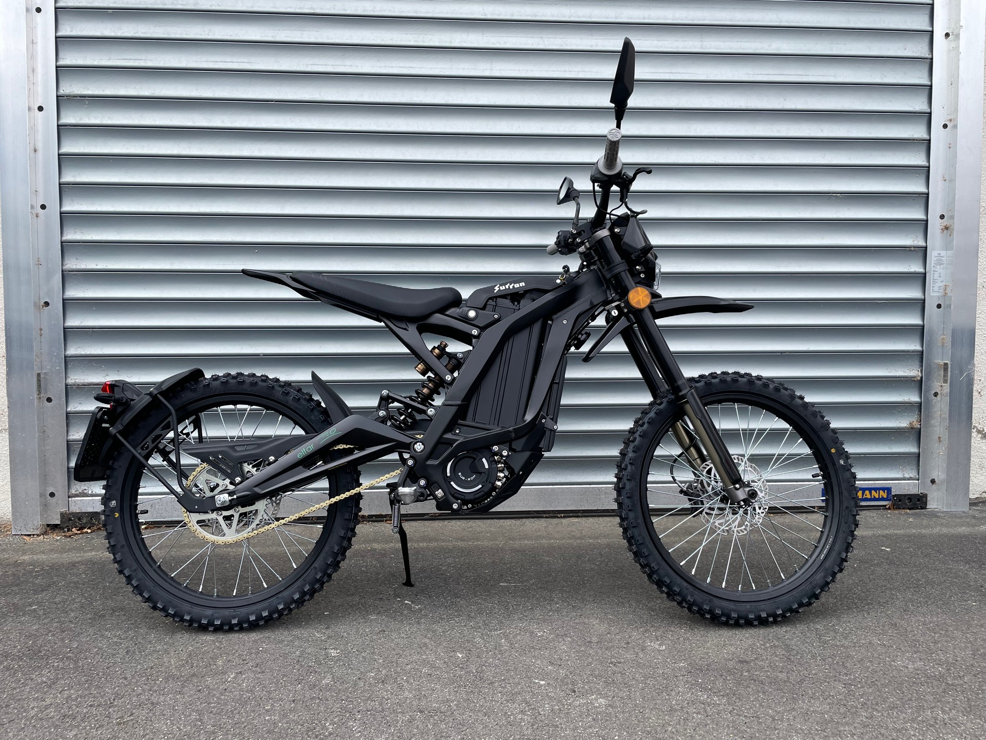SUR-RON Light Bee L1e Black-showroom-element-1