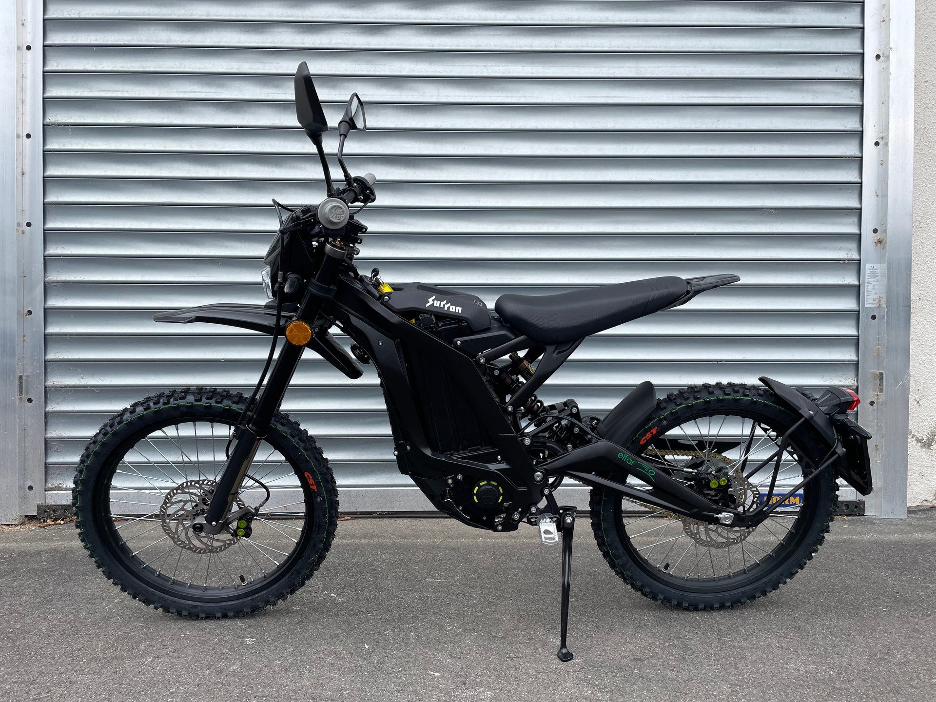 SUR-RON Light Bee L1e Black-showroom-element-2