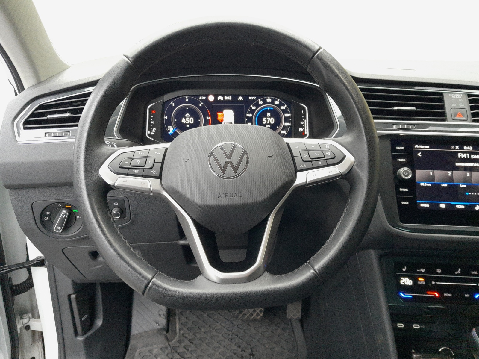 VW Tiguan 2.0 TDI SCR Elegance 4Motion DSG-image-8