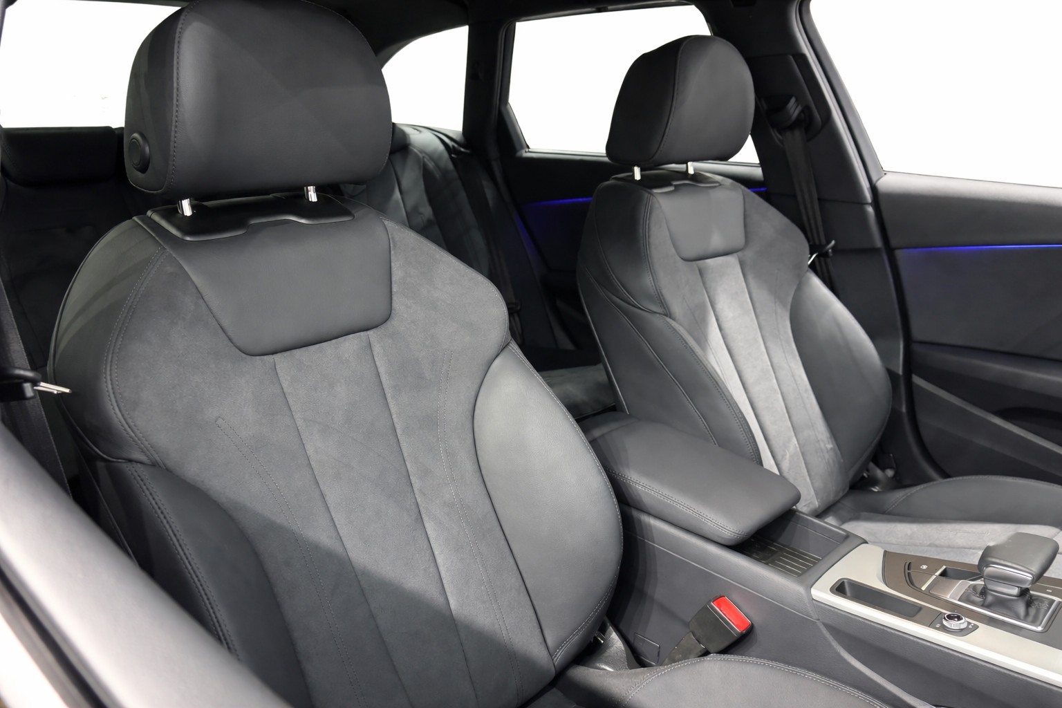 AUDI A4 Avant 45 TFSI S line S-tronic quattro * Competition *-image-11