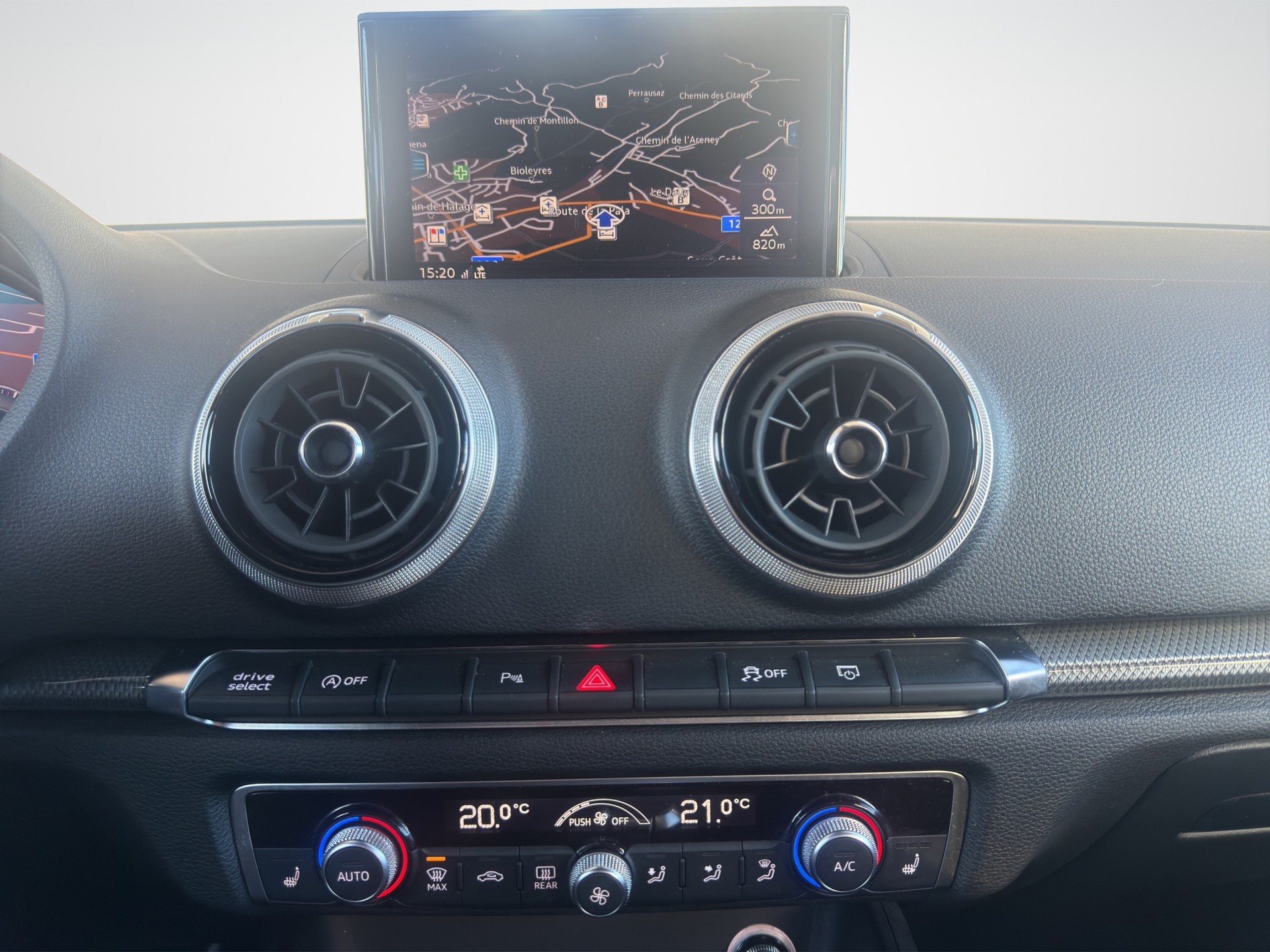 AUDI RS3 Sportback 2.5 TSI quattro S-tronic-image-12