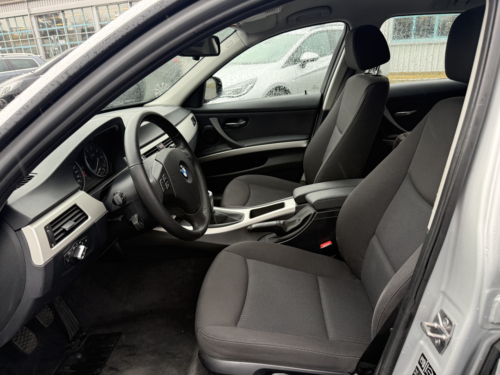 BMW 316i Touring-image-9
