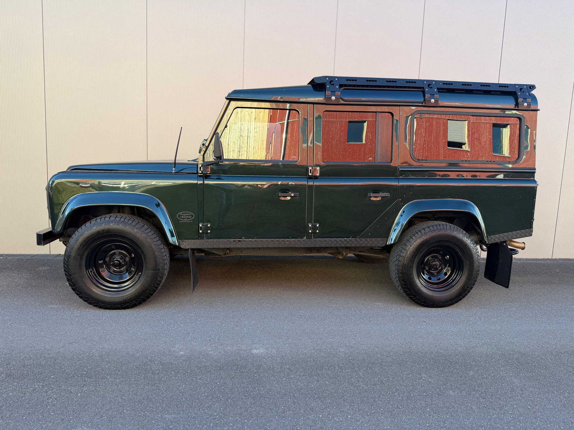LAND ROVER Defender 110 TD5 Epsom-showroom-element-1
