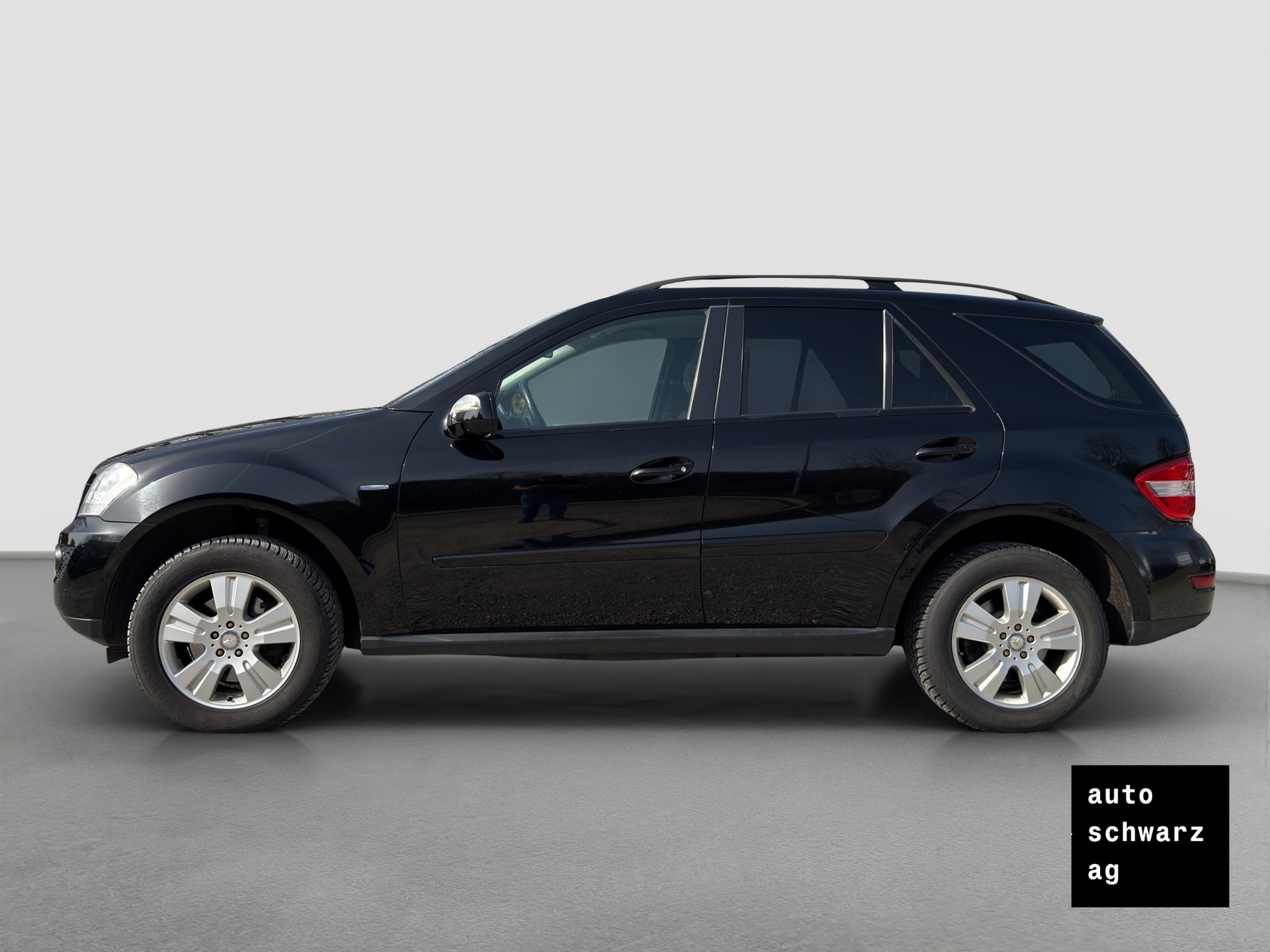MERCEDES-BENZ ML 300 CDI Blue Efficiency 4Matic 7G-Tronic-showroom-element-2
