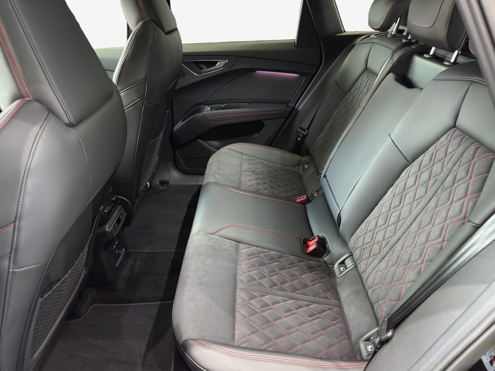 AUDI Q4 e-tron 45 Edition Swiss Ski quattro-image-11