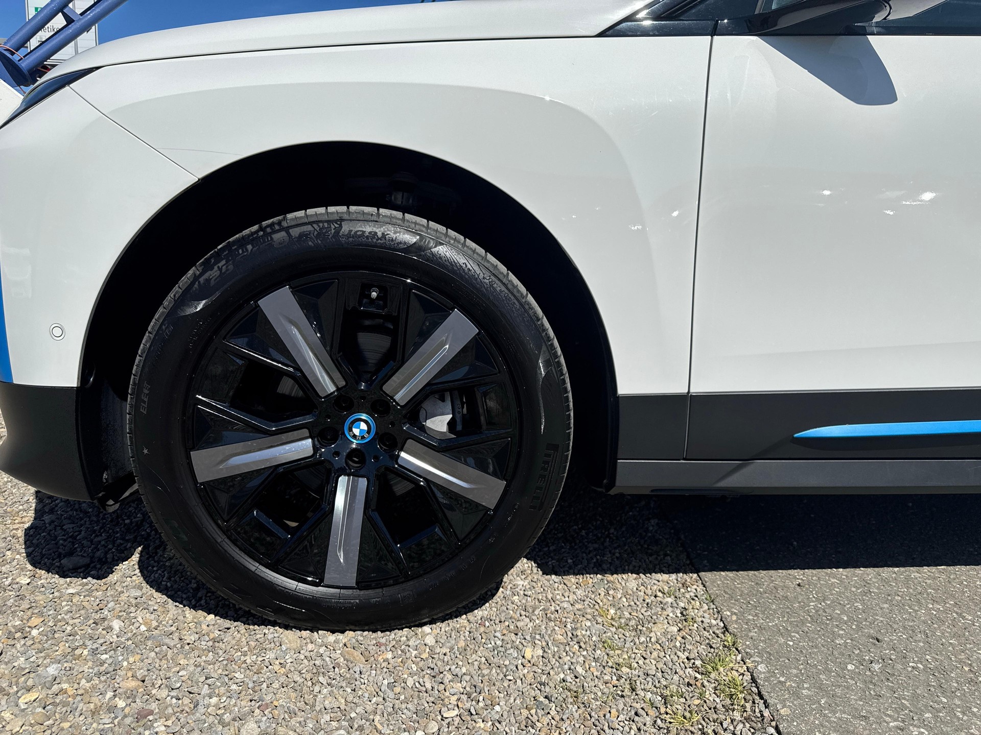 BMW iX xDrive50-image-17