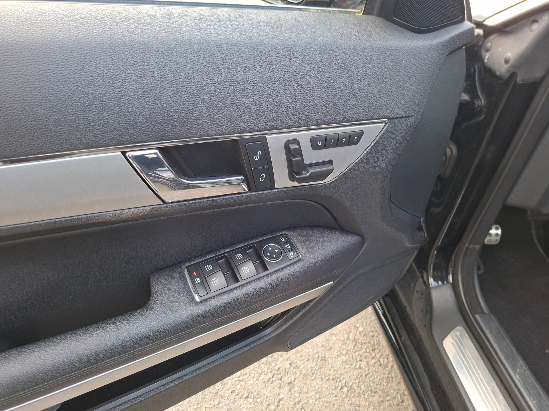 MERCEDES-BENZ E 350 CGI BlueEfficiency 7G-Tronic-image-14