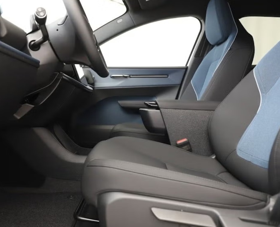 VOLVO EX30 E60 69kWh Twin Plus-image-2