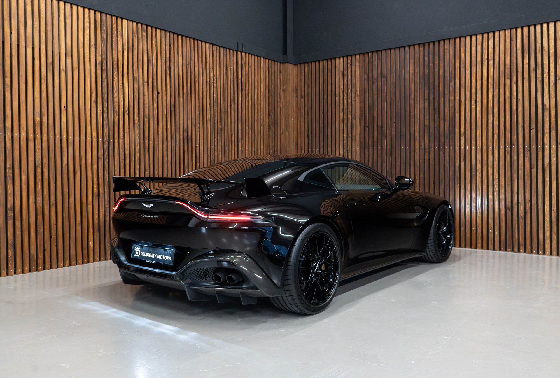 ASTON MARTIN V8 Vantage Coupé 4.0 V8 Bi-Turbo AMR-showroom-element-1