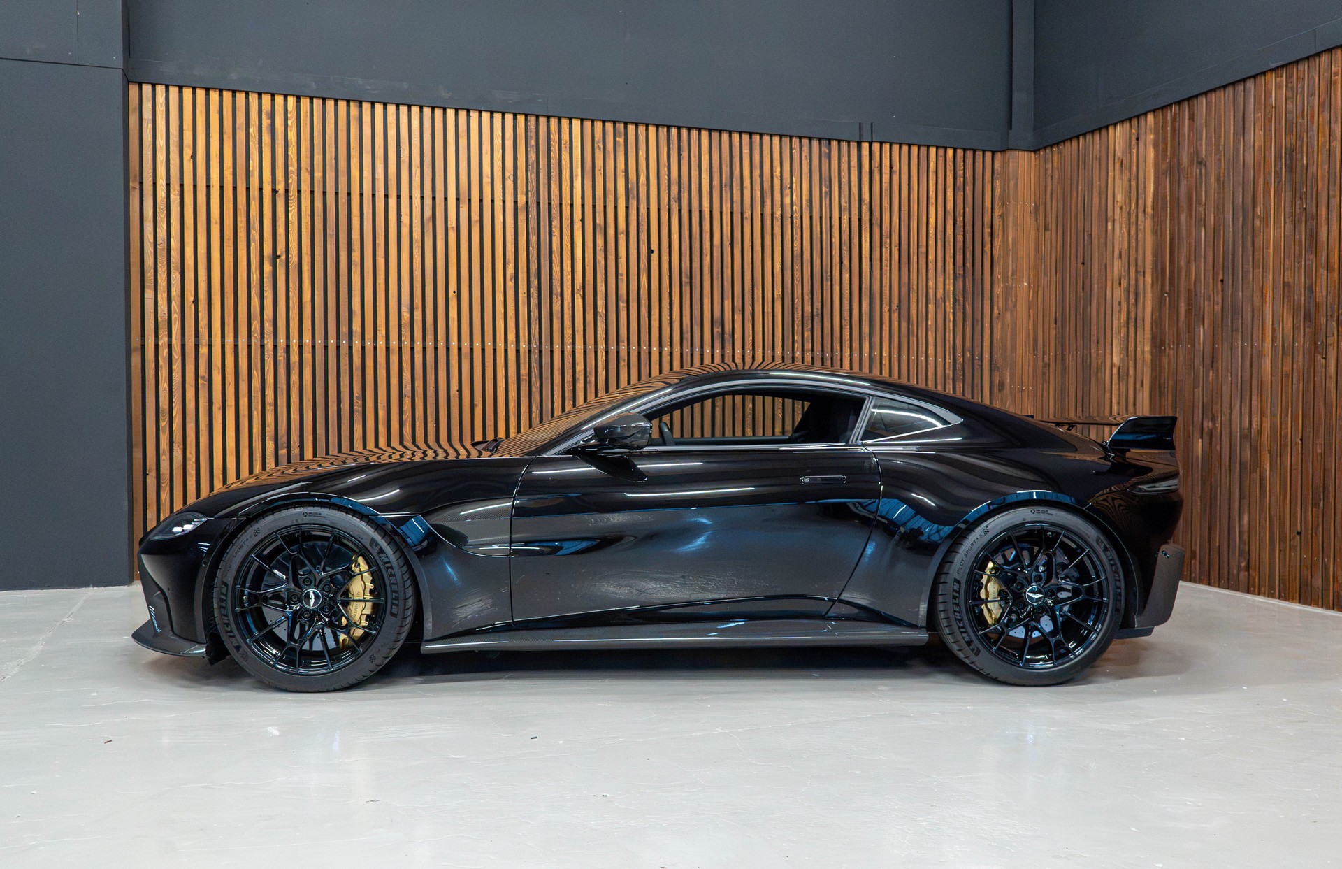 ASTON MARTIN V8 Vantage Coupé 4.0 V8 Bi-Turbo AMR-showroom-element-3
