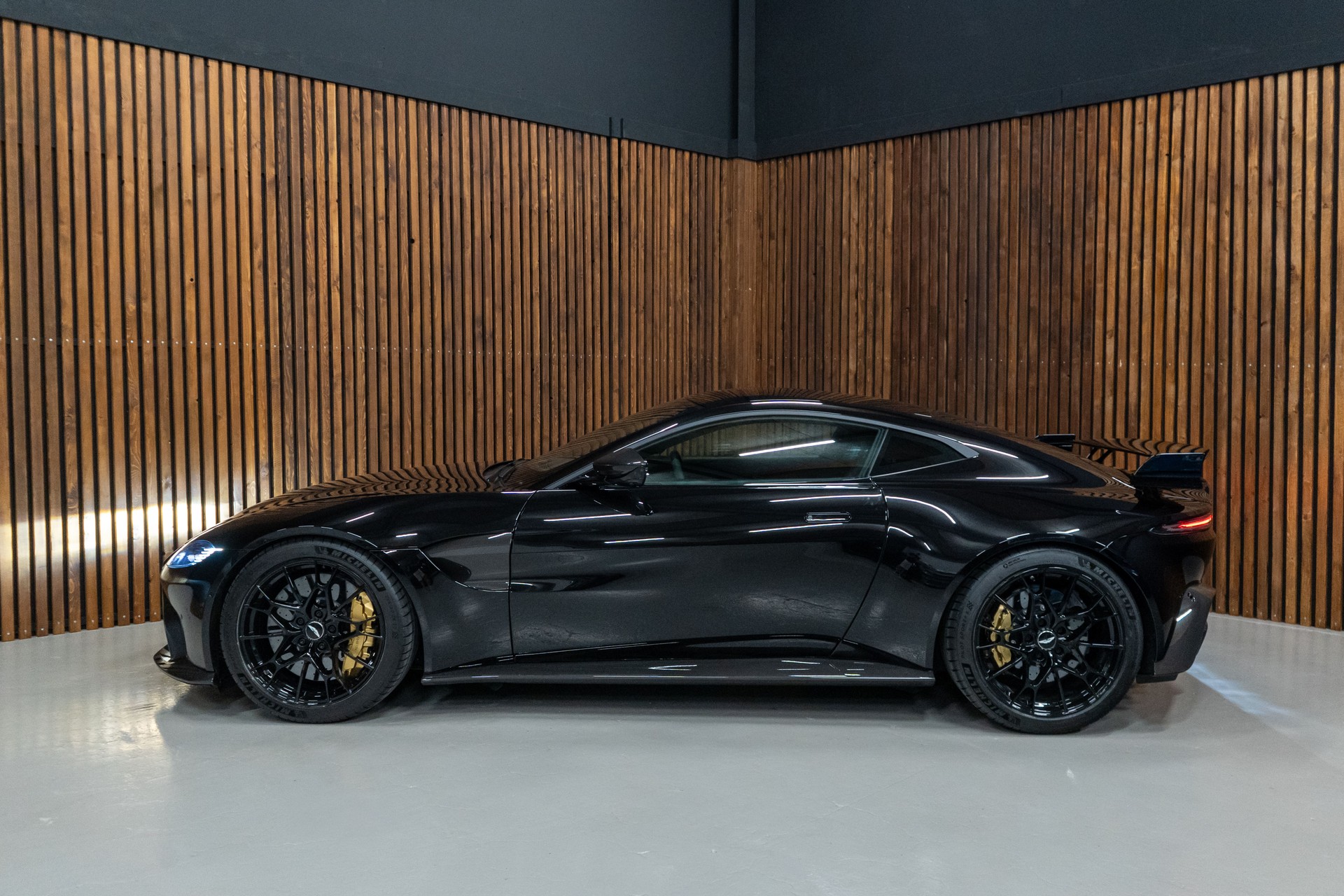 ASTON MARTIN V8 Vantage Coupé 4.0 V8 Bi-Turbo AMR-image-4