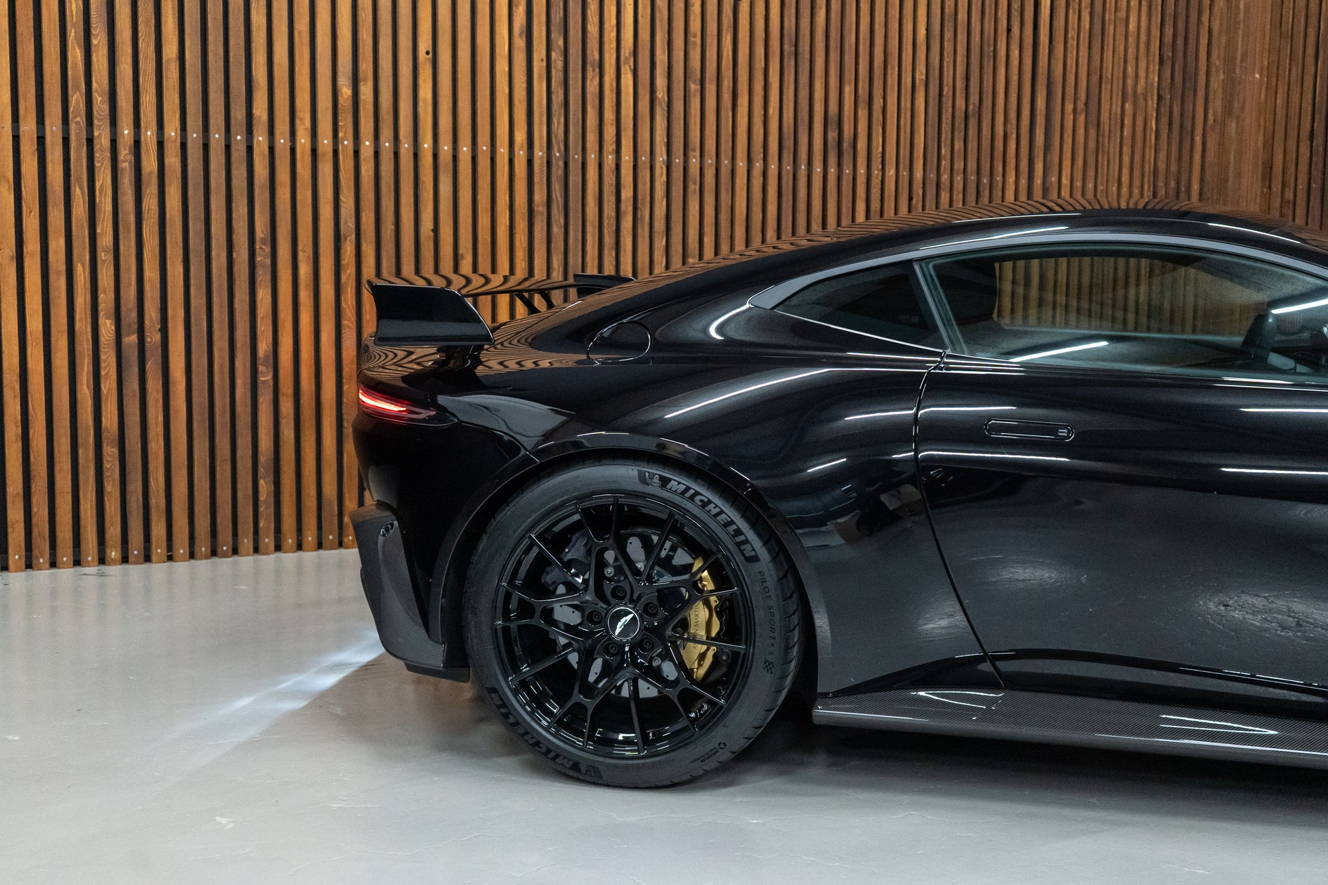 ASTON MARTIN V8 Vantage Coupé 4.0 V8 Bi-Turbo AMR-image-6