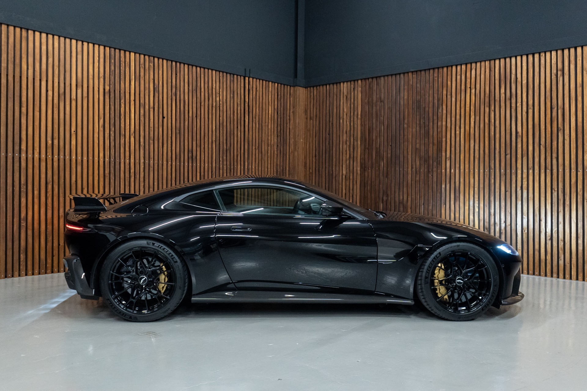 ASTON MARTIN V8 Vantage Coupé 4.0 V8 Bi-Turbo AMR-image-5