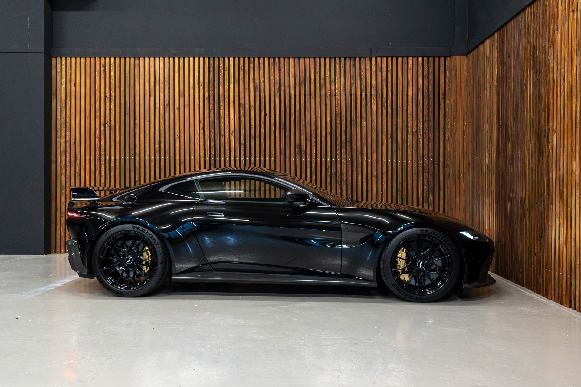 ASTON MARTIN V8 Vantage Coupé 4.0 V8 Bi-Turbo AMR-showroom-element-2
