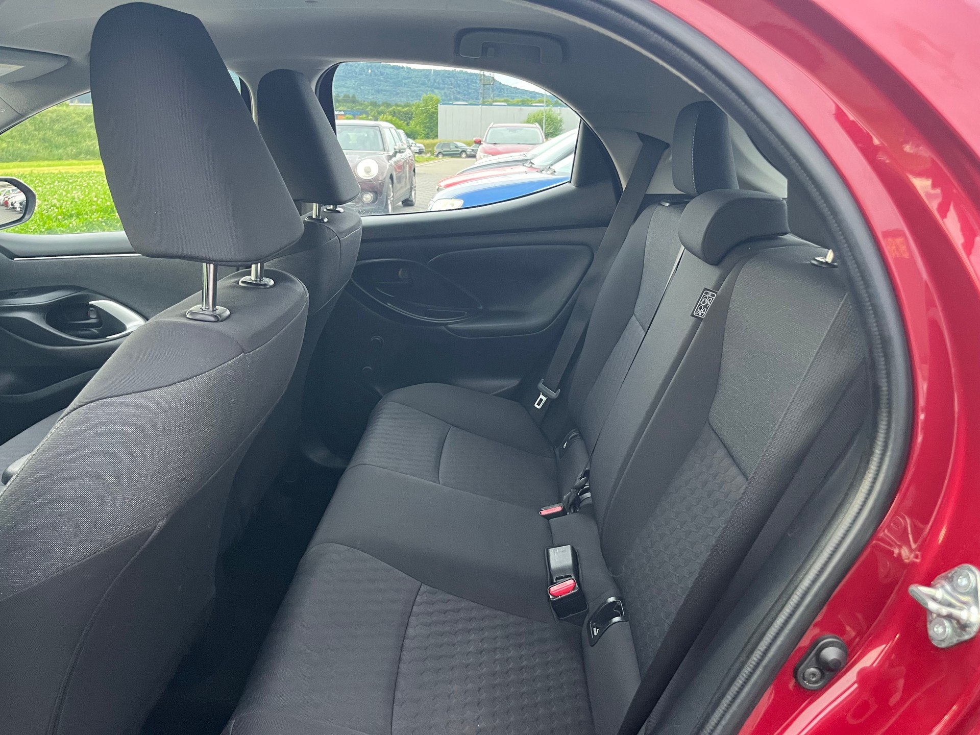 TOYOTA Yaris 1.5 Comfort e-CVT-image-9