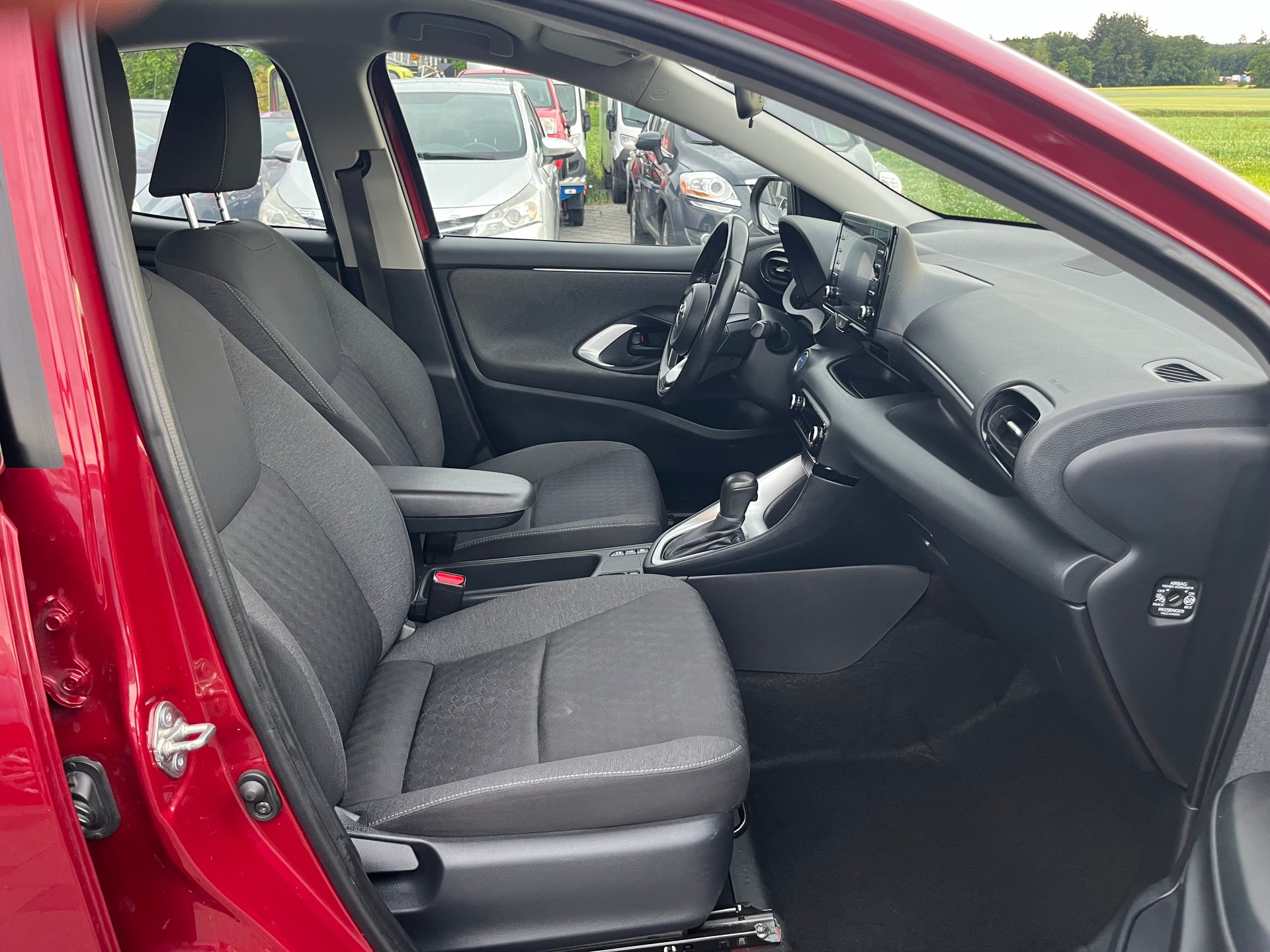 TOYOTA Yaris 1.5 Comfort e-CVT-image-11
