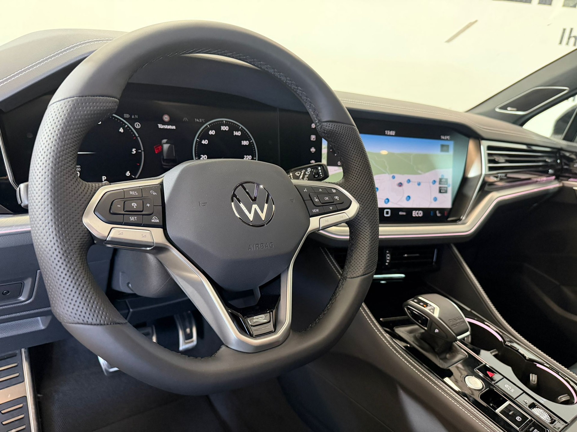 VW Touareg 3.0 TDI R-Line Final Edition Tiptronic-image-5