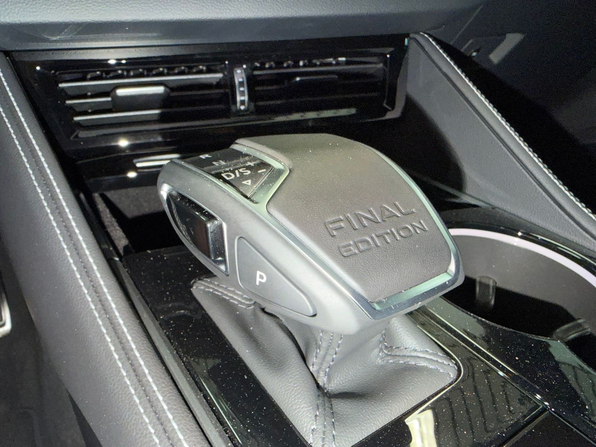 VW Touareg 3.0 TDI R-Line Final Edition Tiptronic-image-9