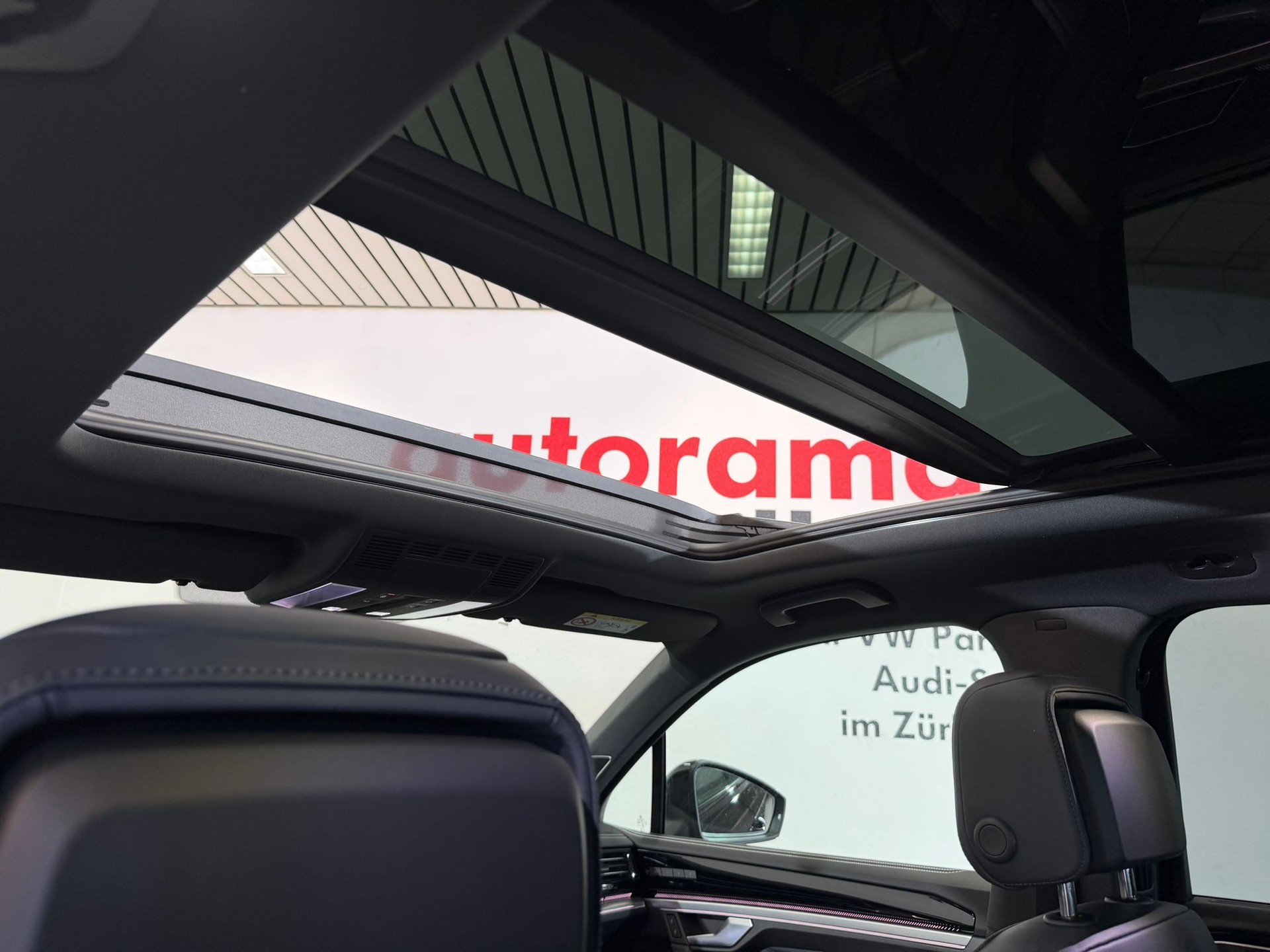 VW Touareg 3.0 TDI R-Line Final Edition Tiptronic-image-10