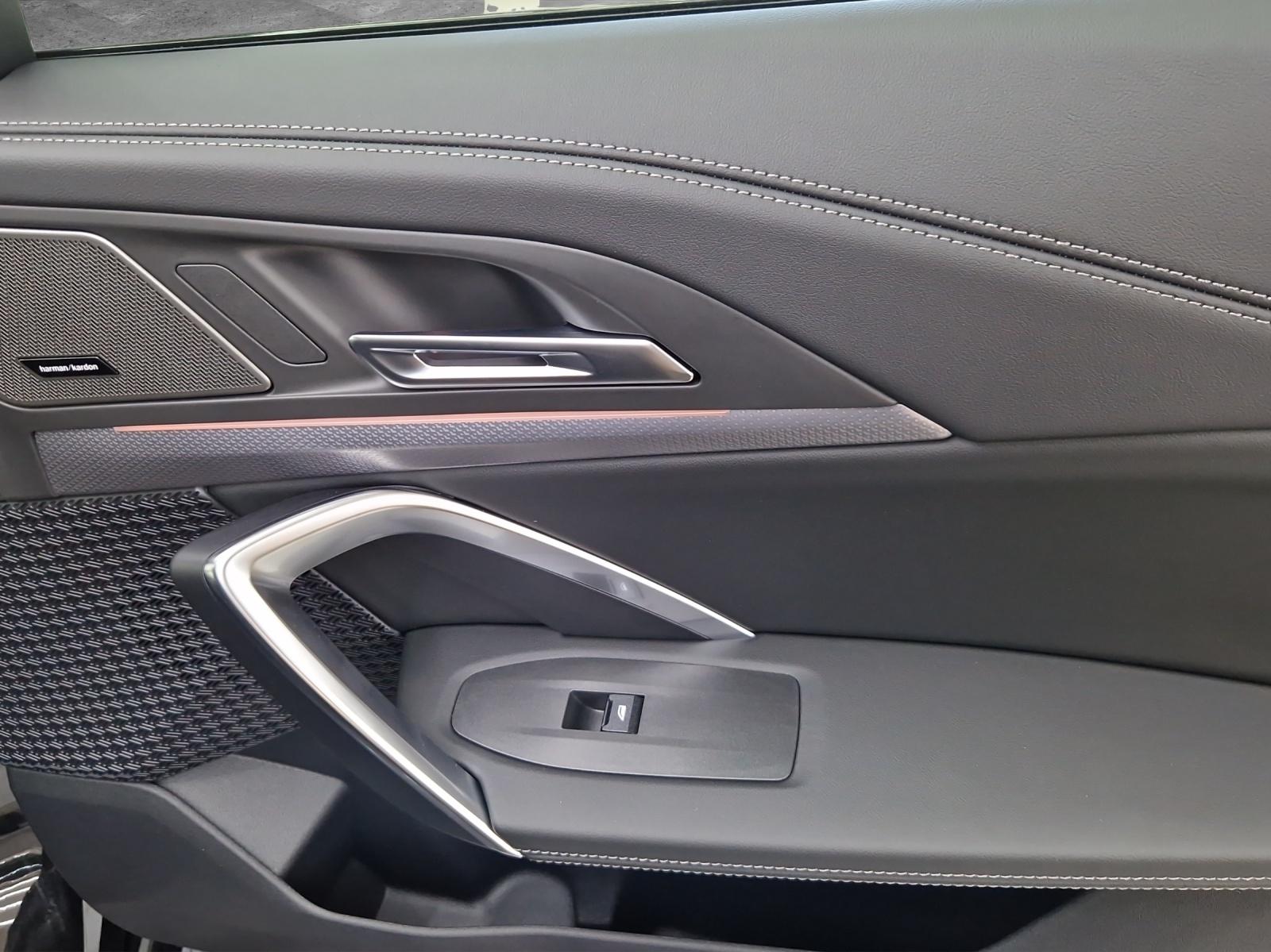 BMW iX1 30 xDrive-image-15