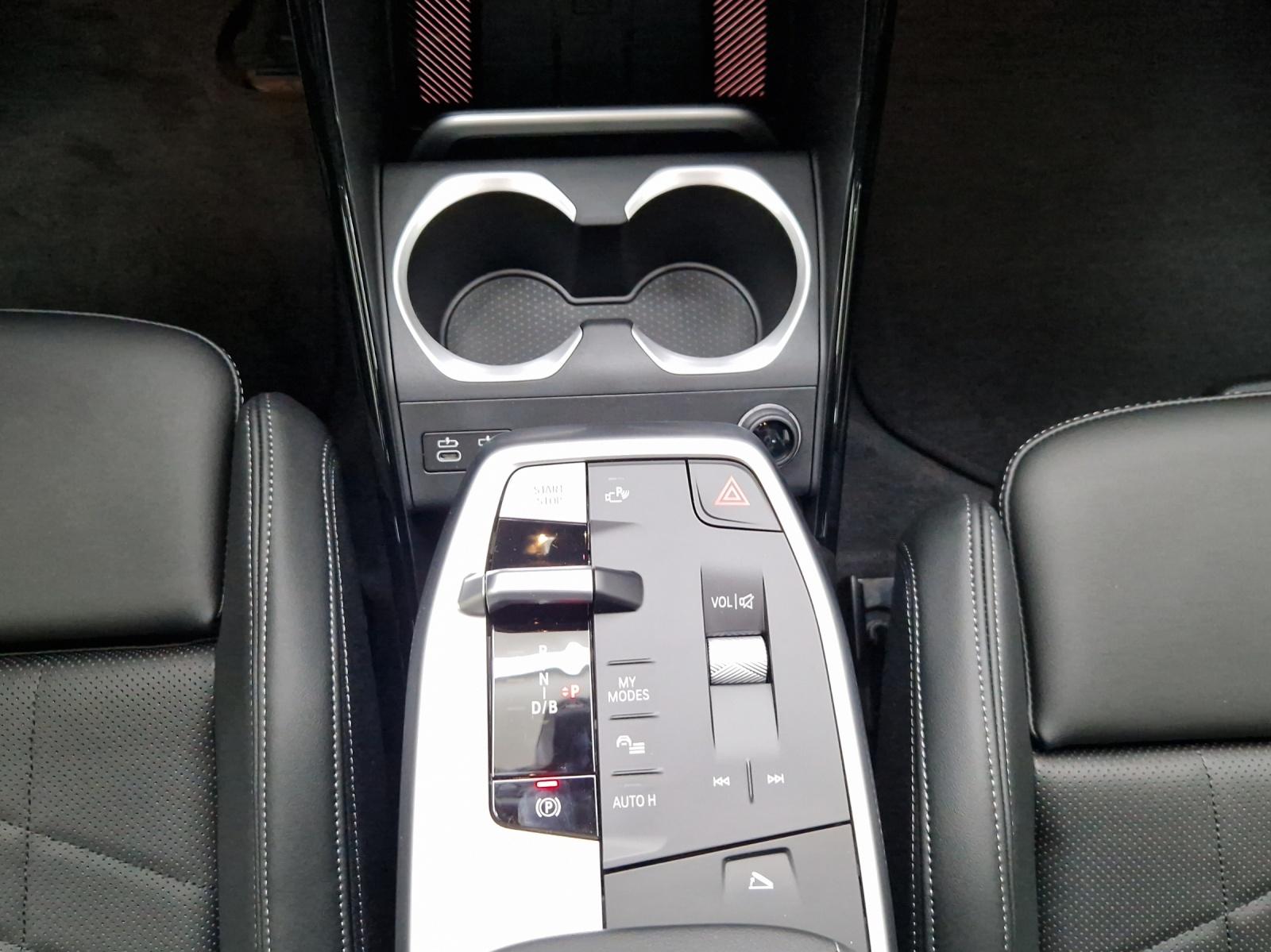 BMW iX1 30 xDrive-image-20
