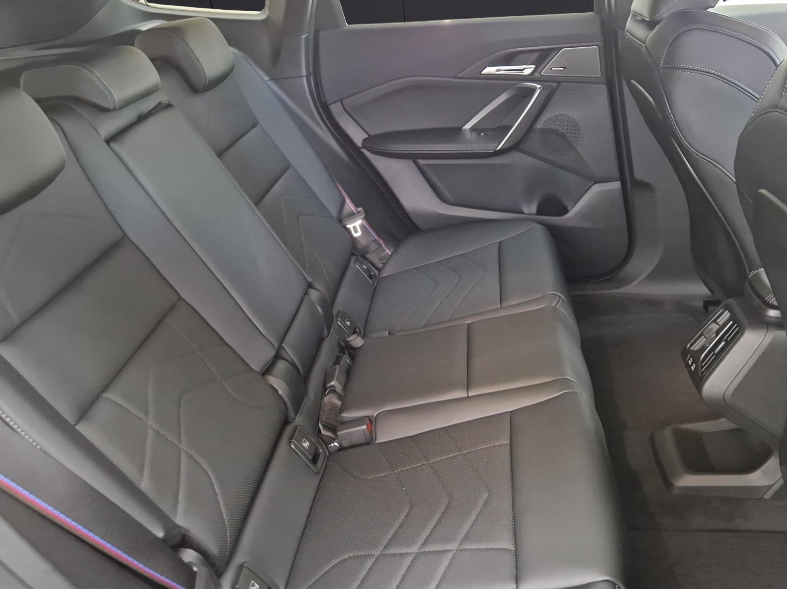 BMW iX1 30 xDrive-image-13