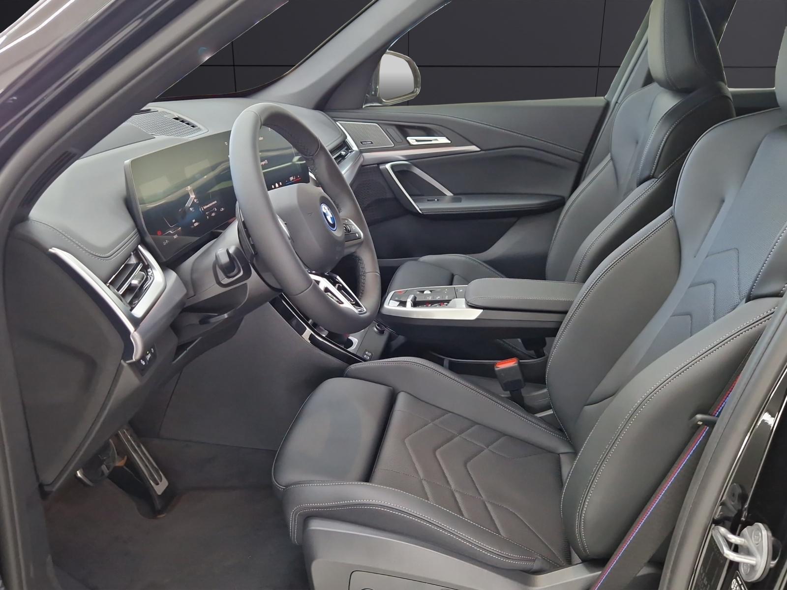 BMW iX1 30 xDrive-image-10