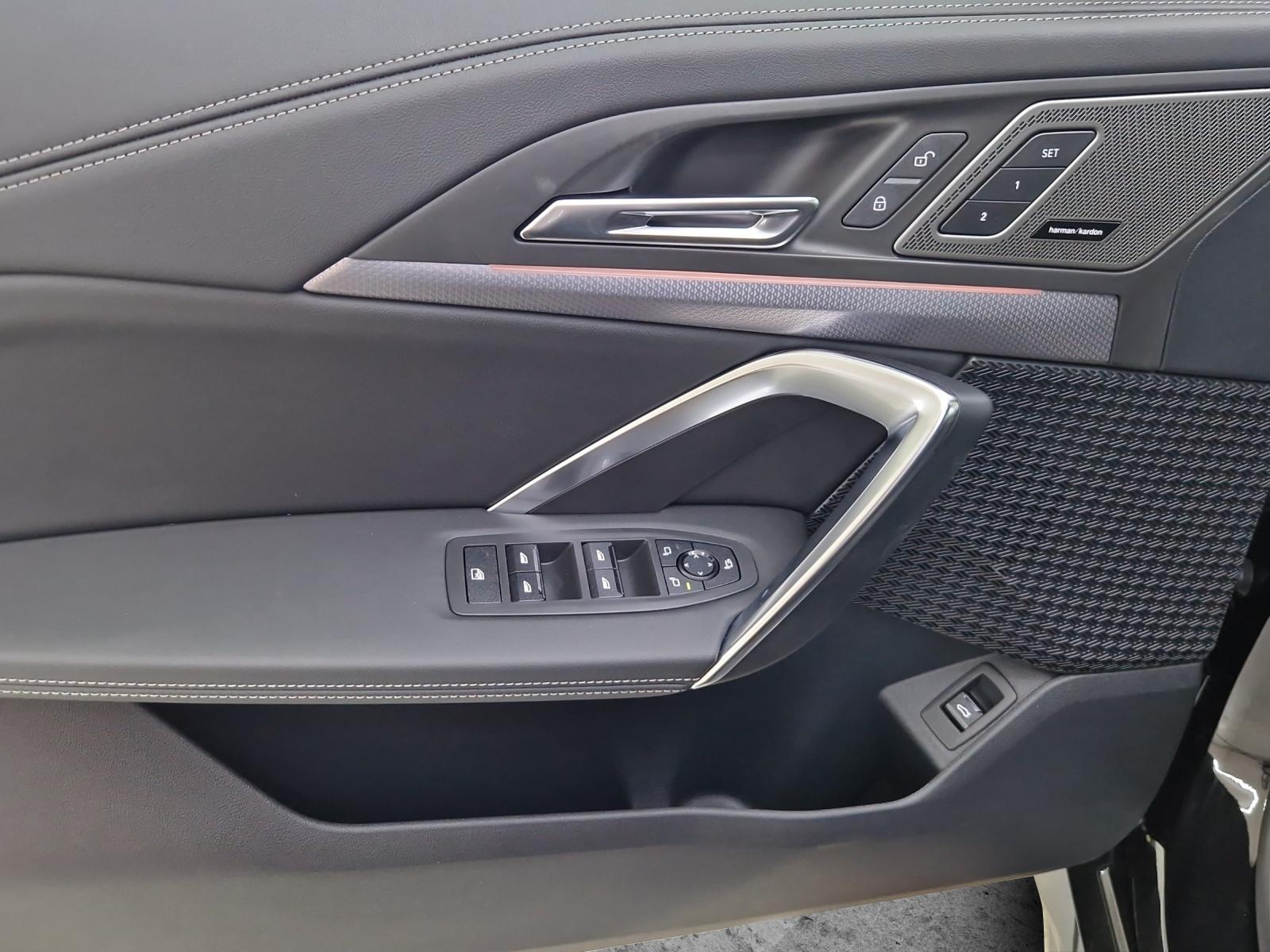 BMW iX1 30 xDrive-image-9