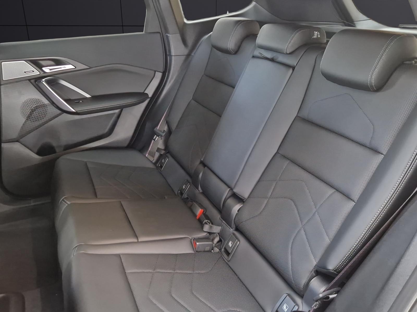 BMW iX1 30 xDrive-image-11