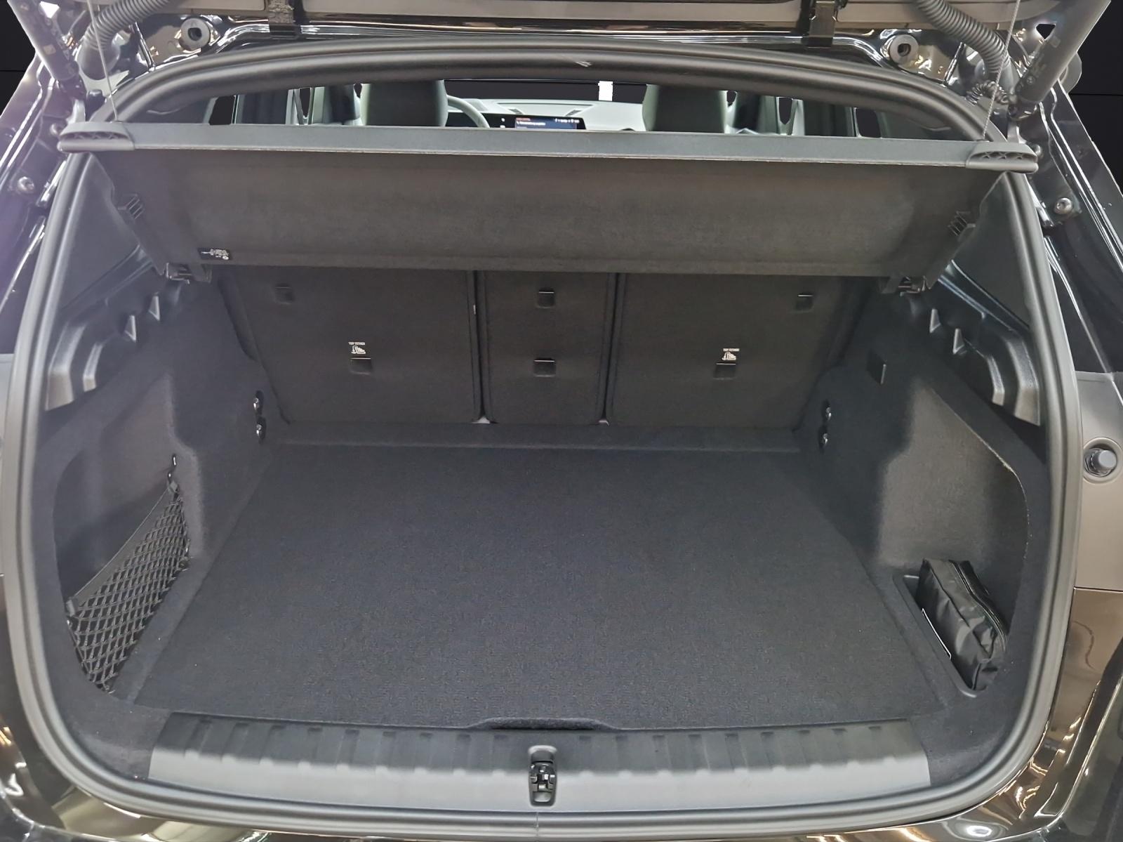 BMW iX1 30 xDrive-image-12