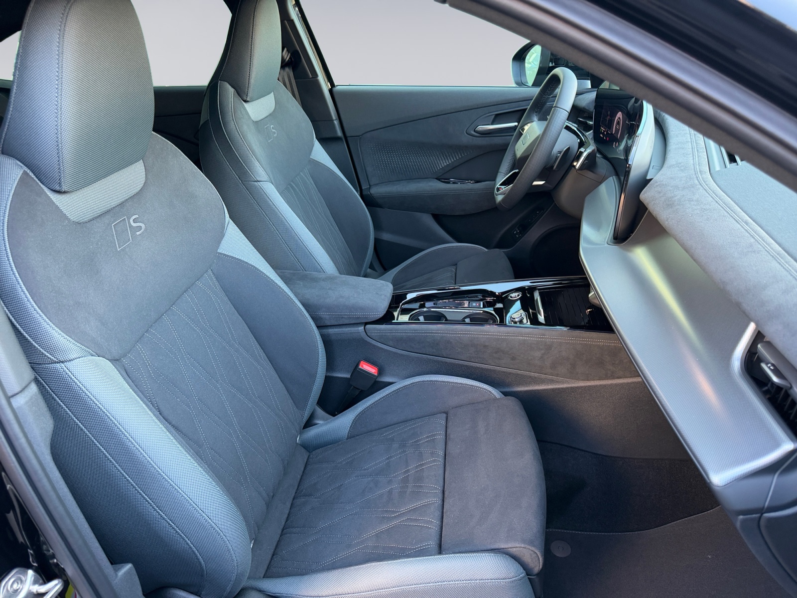 AUDI Q3 Sportback e-hybrid 200 kW S tronig-image-12