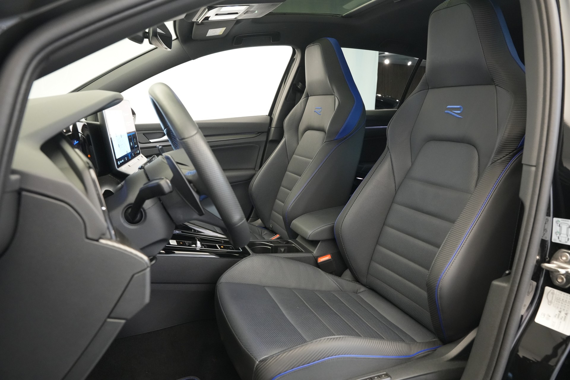VW Golf 2.0 TSI R DSG 4 Motion *CH-Fahrzeug* *Werksgarantie* *Leder*-image-13