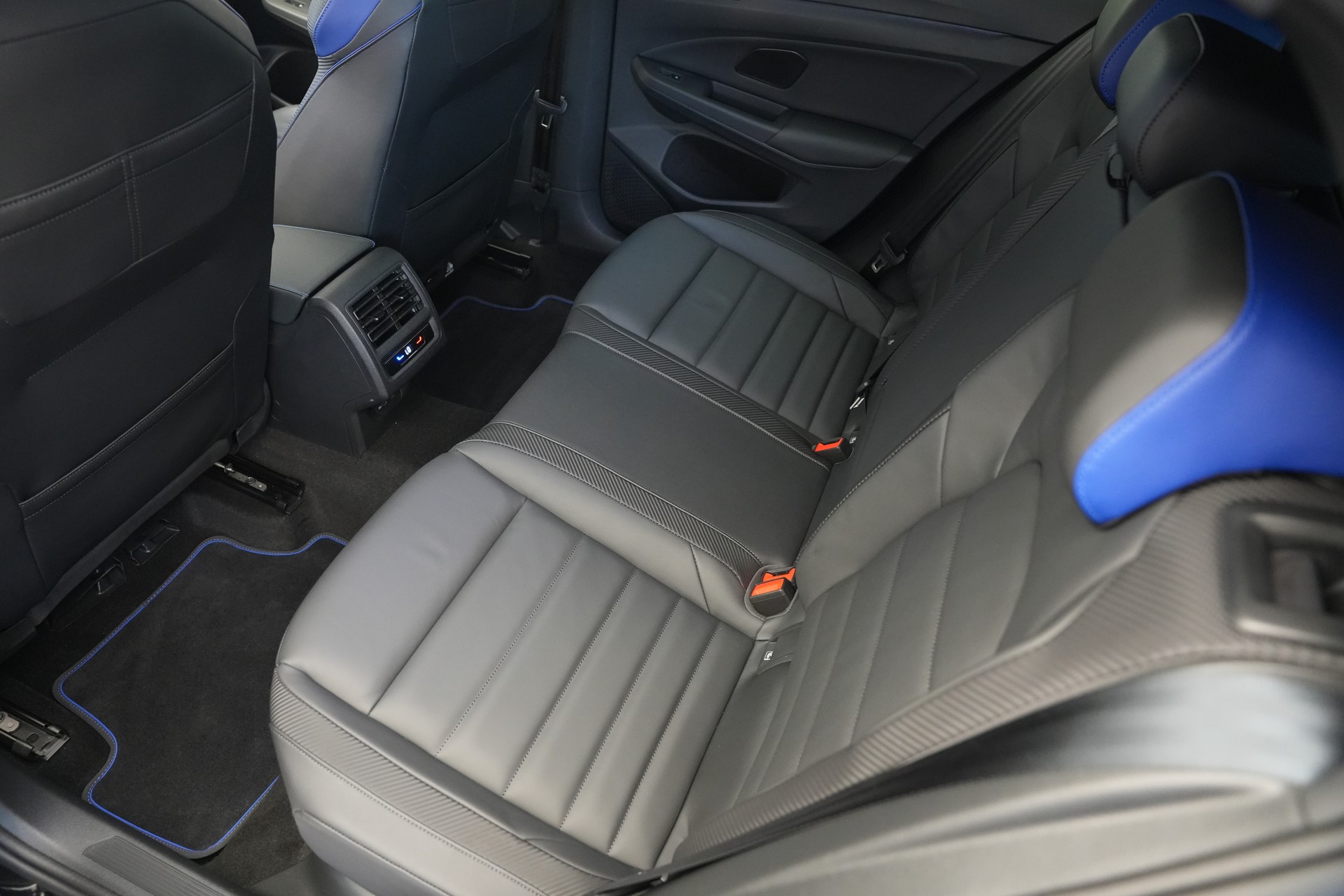 VW Golf 2.0 TSI R DSG 4 Motion *CH-Fahrzeug* *Werksgarantie* *Leder*-image-16
