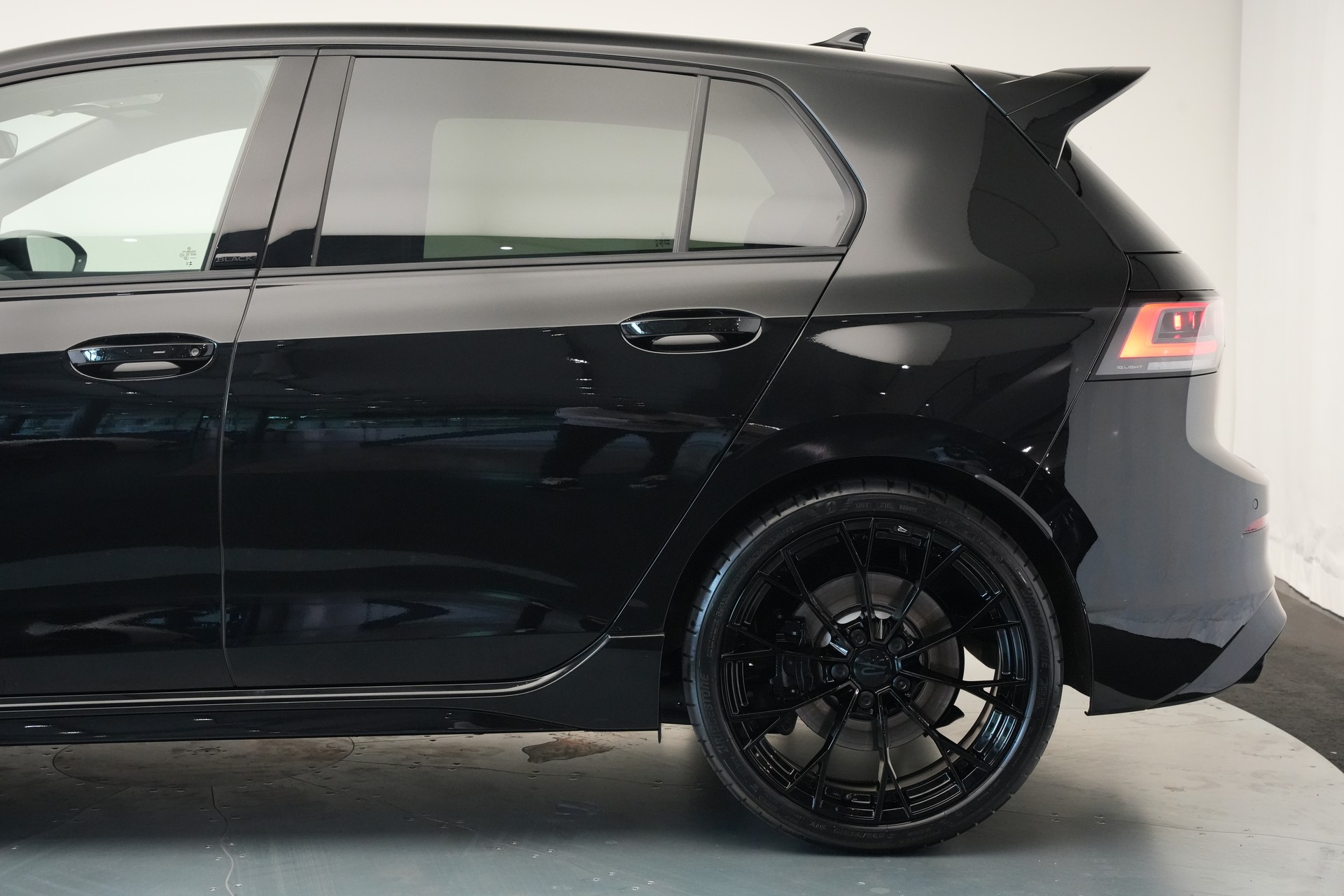 VW Golf 2.0 TSI R DSG 4 Motion *CH-Fahrzeug* *Werksgarantie* *Leder*-image-40