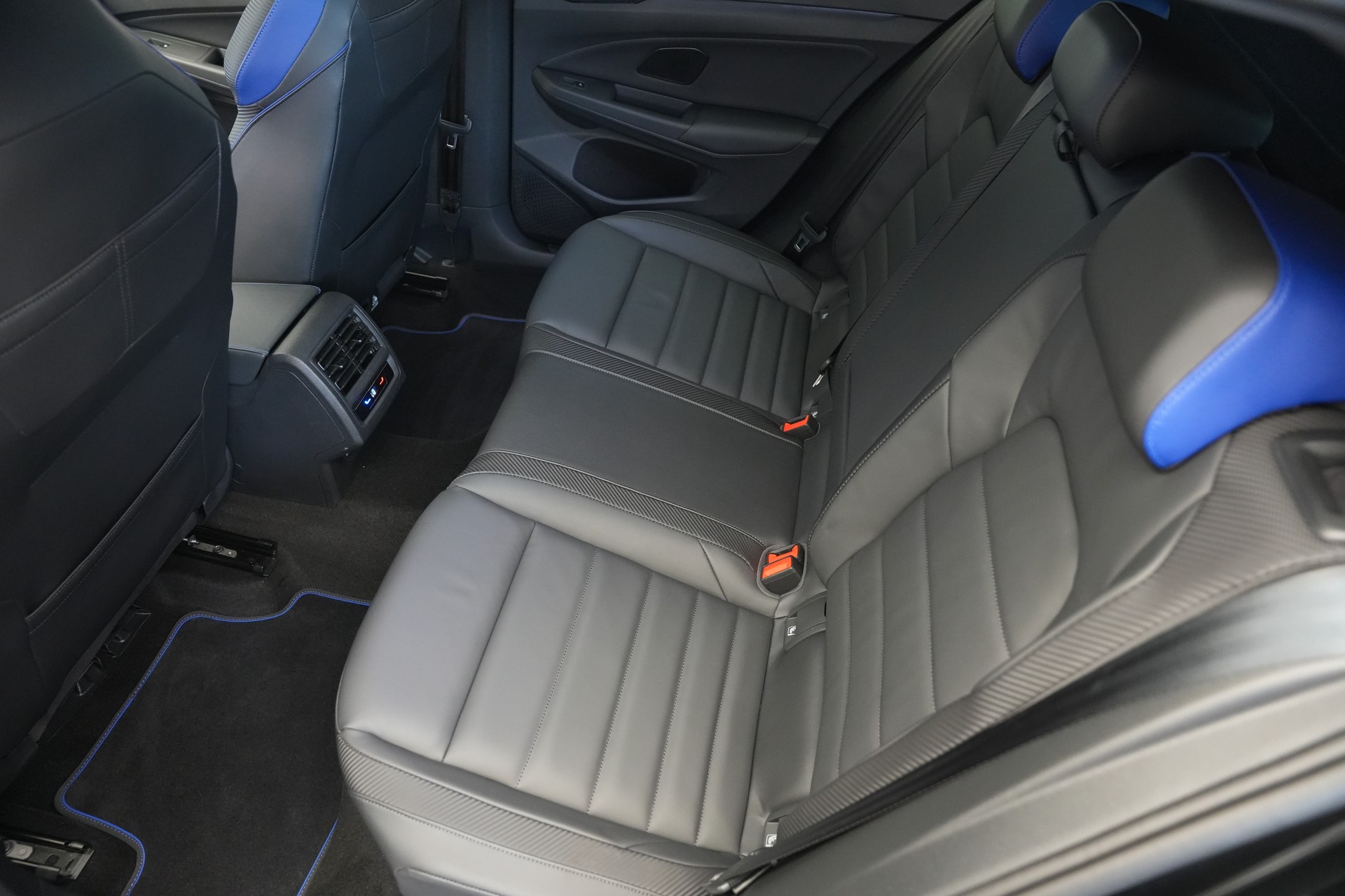 VW Golf 2.0 TSI R DSG 4 Motion *CH-Fahrzeug* *Werksgarantie* *Leder*-image-17