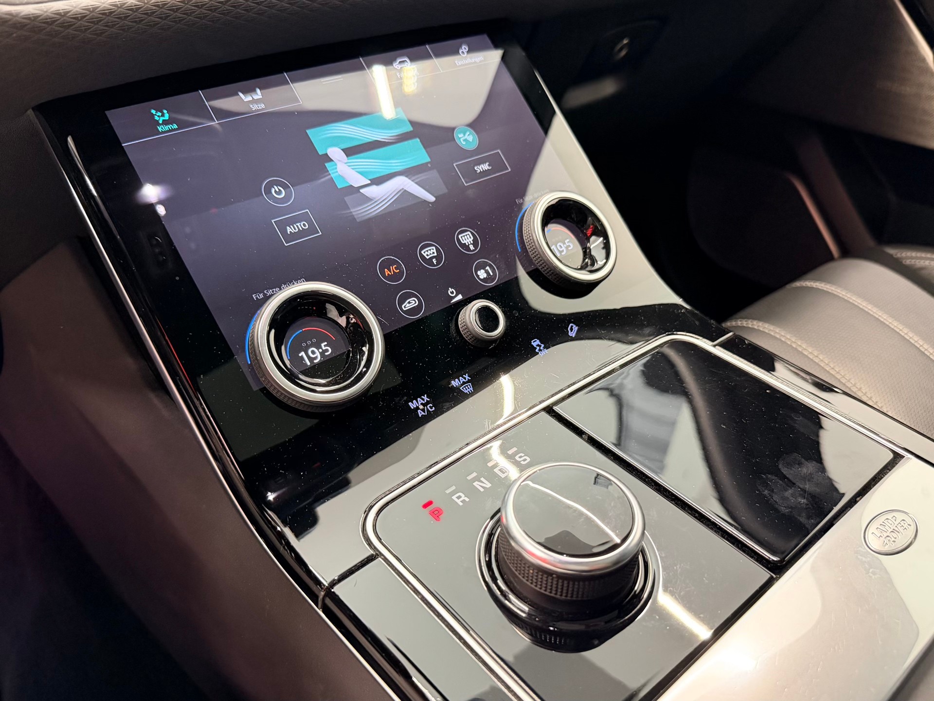 LAND ROVER Range Rover Velar R-Dynamic P 300 SE Automatic-image-25