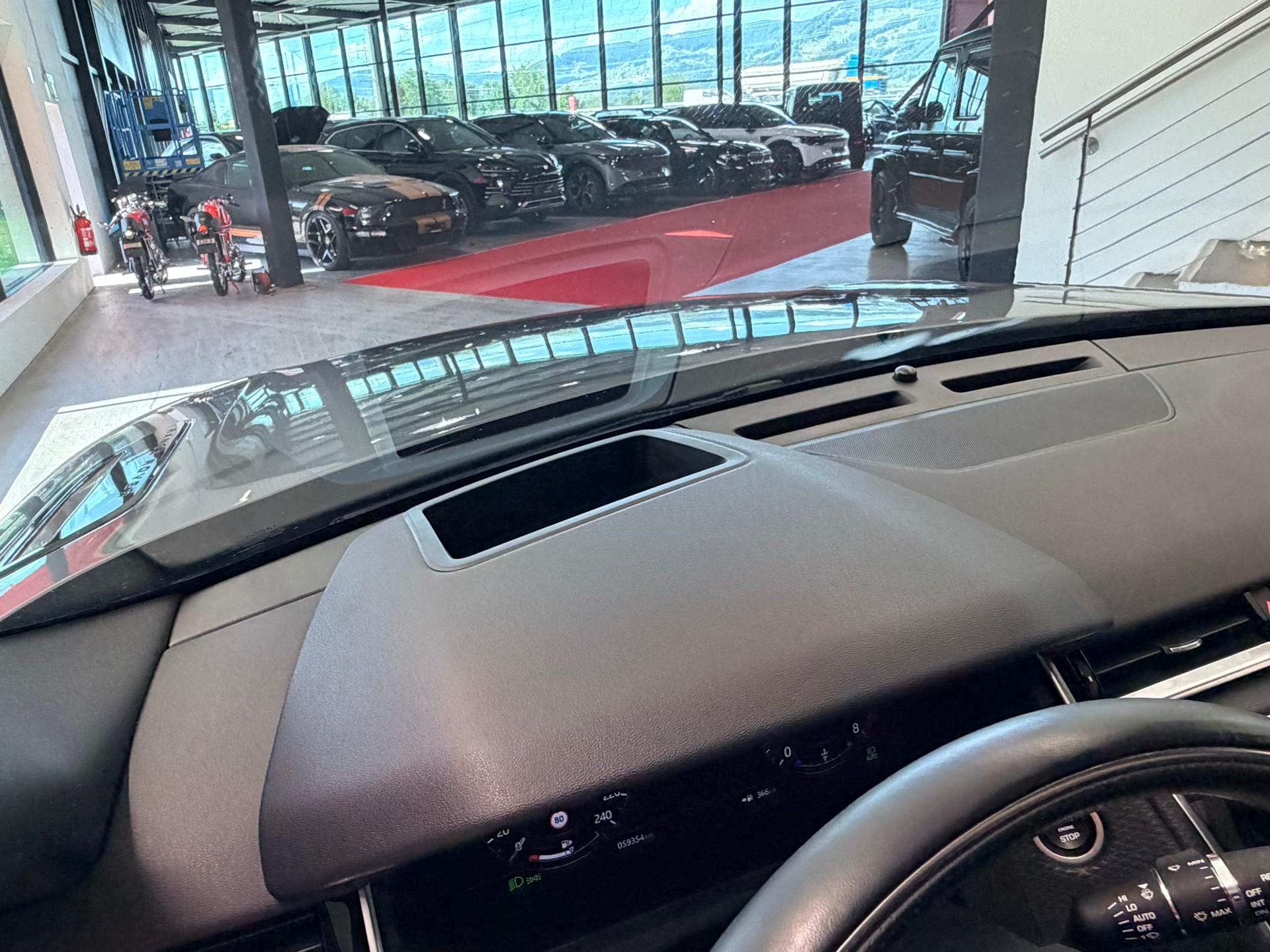 LAND ROVER Range Rover Velar R-Dynamic P 300 SE Automatic-image-30