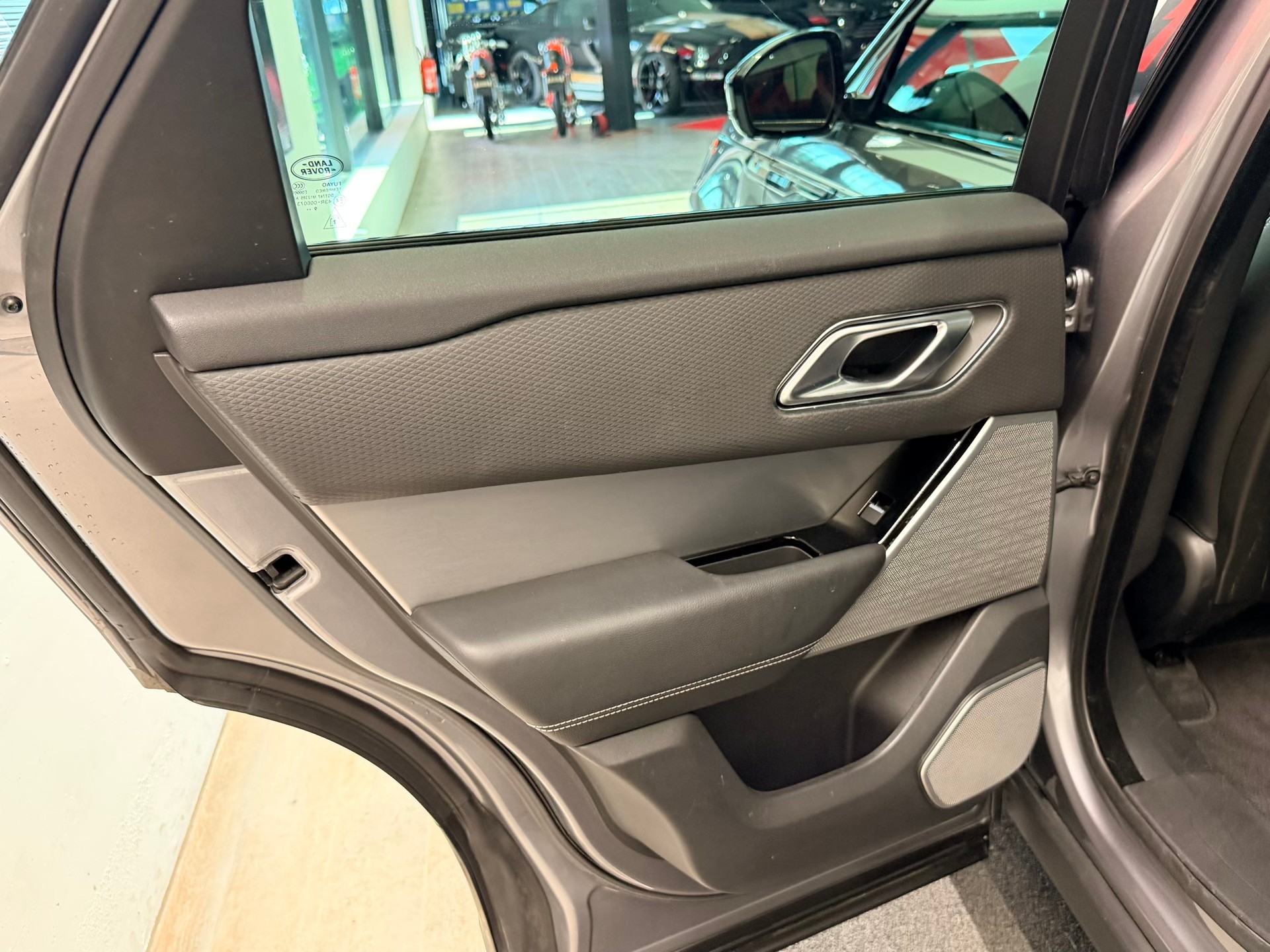 LAND ROVER Range Rover Velar R-Dynamic P 300 SE Automatic-image-18