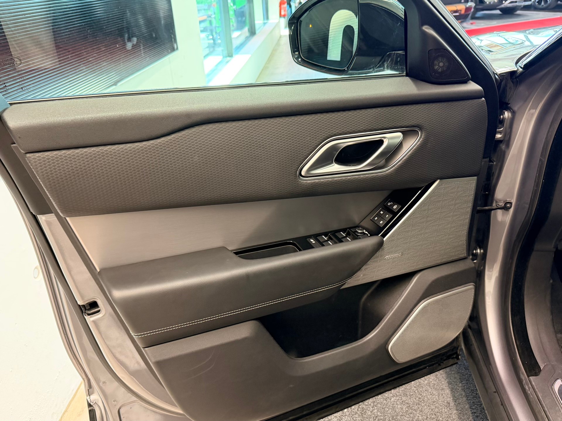 LAND ROVER Range Rover Velar R-Dynamic P 300 SE Automatic-image-11